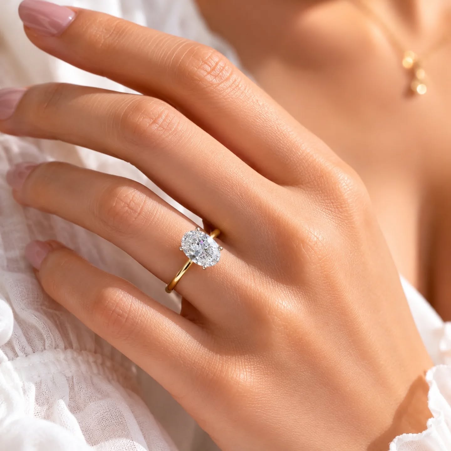 Collection « Aurore »
Laissez-vous séduire par l’élégance intemporelle de notre solitaire de fiançailles issu de la collection « Aurore » de Stéphane Artéro. Cette création raffinée met à l’honneur un majestueux diamant ovale, délicatement serti sur un anneau aux lignes épurées.
Pensé comme un hommage à la lumière naissante, ce solitaire associe la pureté d’un design classique à des détails subtils qui lui confèrent toute son originalité. Son panier aérien, finement travaillé, révèle sous la pierre centrale un diamant délicatement intégré, apportant éclat et sophistication.
Ce solitaire se distingue par sa légèreté visuelle et l’équilibre parfait de ses proportions. La monture bicolore sublime le diamant central tout en affirmant une élégance contemporaine. Chaque détail a été conçu pour magnifier la pierre et célébrer l’émotion d’un engagement unique.
Découvrez cette création d’exception signée Stéphane Artéro. Chaque bijou de la collection privée « Aurore » est entièrement modifiable et personnalisable selon vos envies. Il est également possible de réutiliser l’or de vos anciens bijoux afin de réduire le coût de fabrication tout en donnant une nouvelle vie à vos souvenirs précieux.
Nos bijoux sont imaginés et fabriqués dans notre atelier niçois, garantissant un savoir-faire artisanal et une qualité 100 % française. Laissez-vous charmer par cette création lumineuse, symbole de renouveau, d’élégance et d’amour