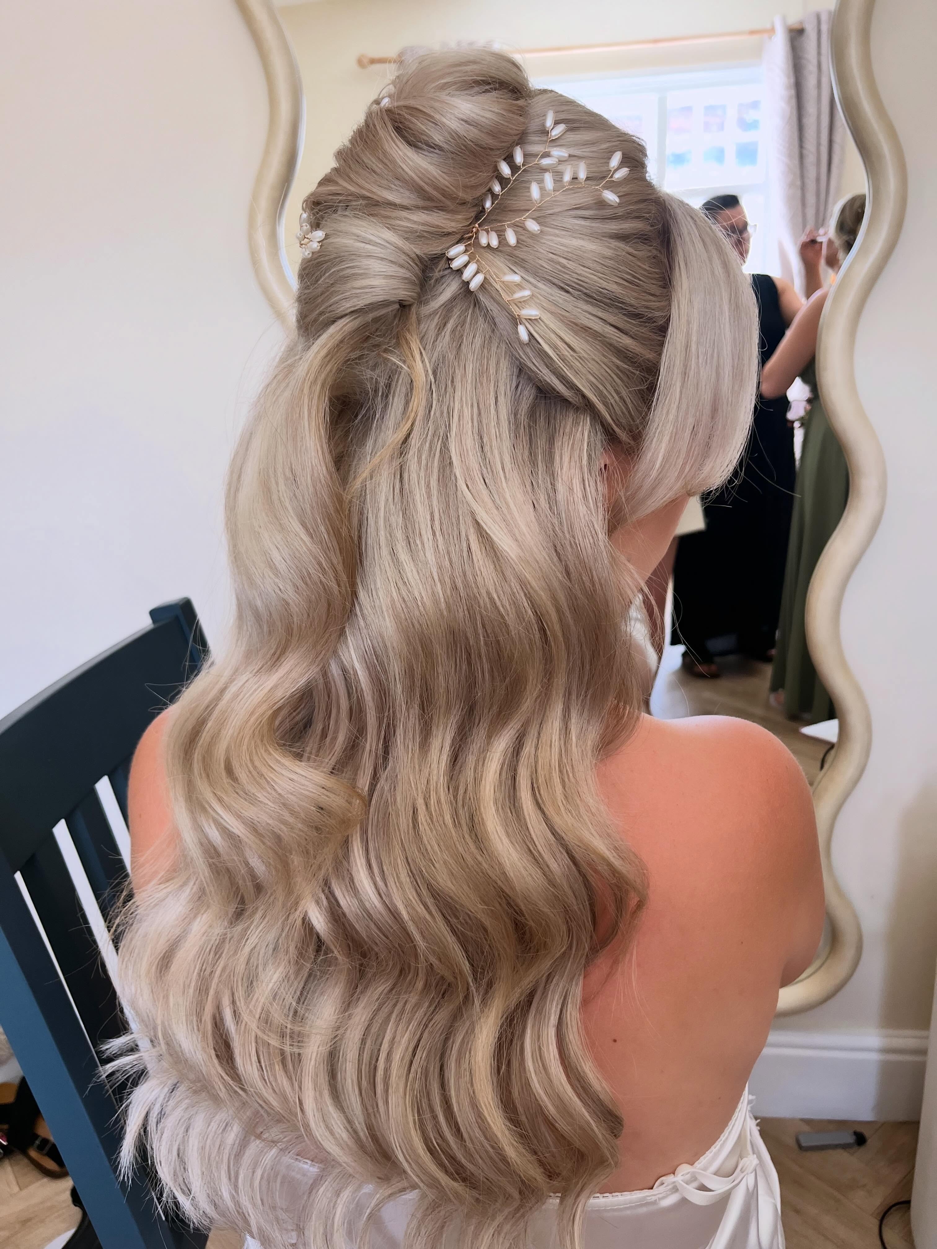 Absolutely loved Megan’s bridal hair
We added 20 inch clip in hair extensions from @beauty_worksonline in shade Molly Mae Swiss blonde