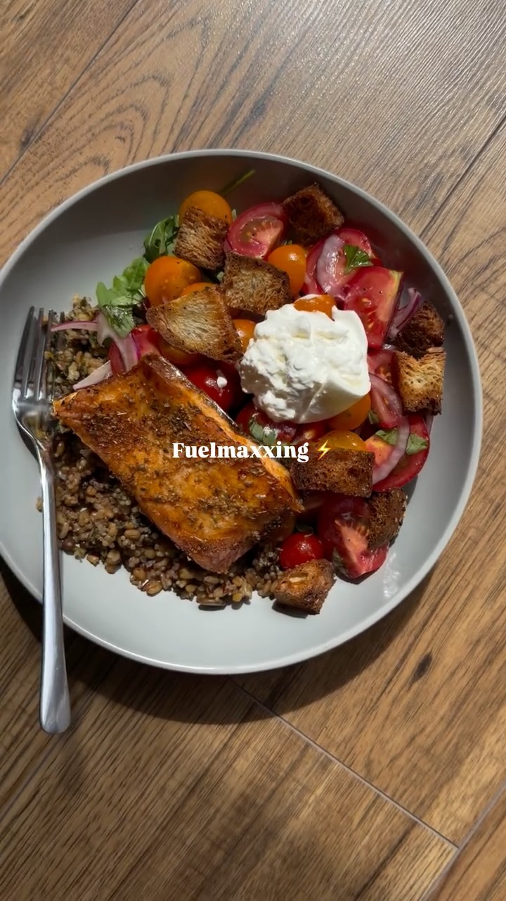 ⚡️Fuelmaxxing⚡️
Changing the narrative - it’s not about one nutrient, it’s about fuelling as a whole ⚡️🫡
As women in particular, we often under-fuel & have always been taught to restrict our intake as much as possible 👀 but this can have detrimental effects on the body…
🪫Low energy
⚖️ Hormone disruption
🥉 Underperforming (gotta beat the boys right?)
😴 Fatigue
😒 Low mood
And the list goes on…
Giving our bodies the fuel it needs is essential as an athlete 🏃♀️🚴♀️🏊♀️✅ - this includes people who regularly train (you don’t need to be being paid to compete to be an athlete) 👀
Food isn’t just about fuel - but underfueling our body’s is fun for no one 🥲
Follow for sports nutrition advice from a qualified professional 🫡
Book via the link in bio for 1:1 support 🤝