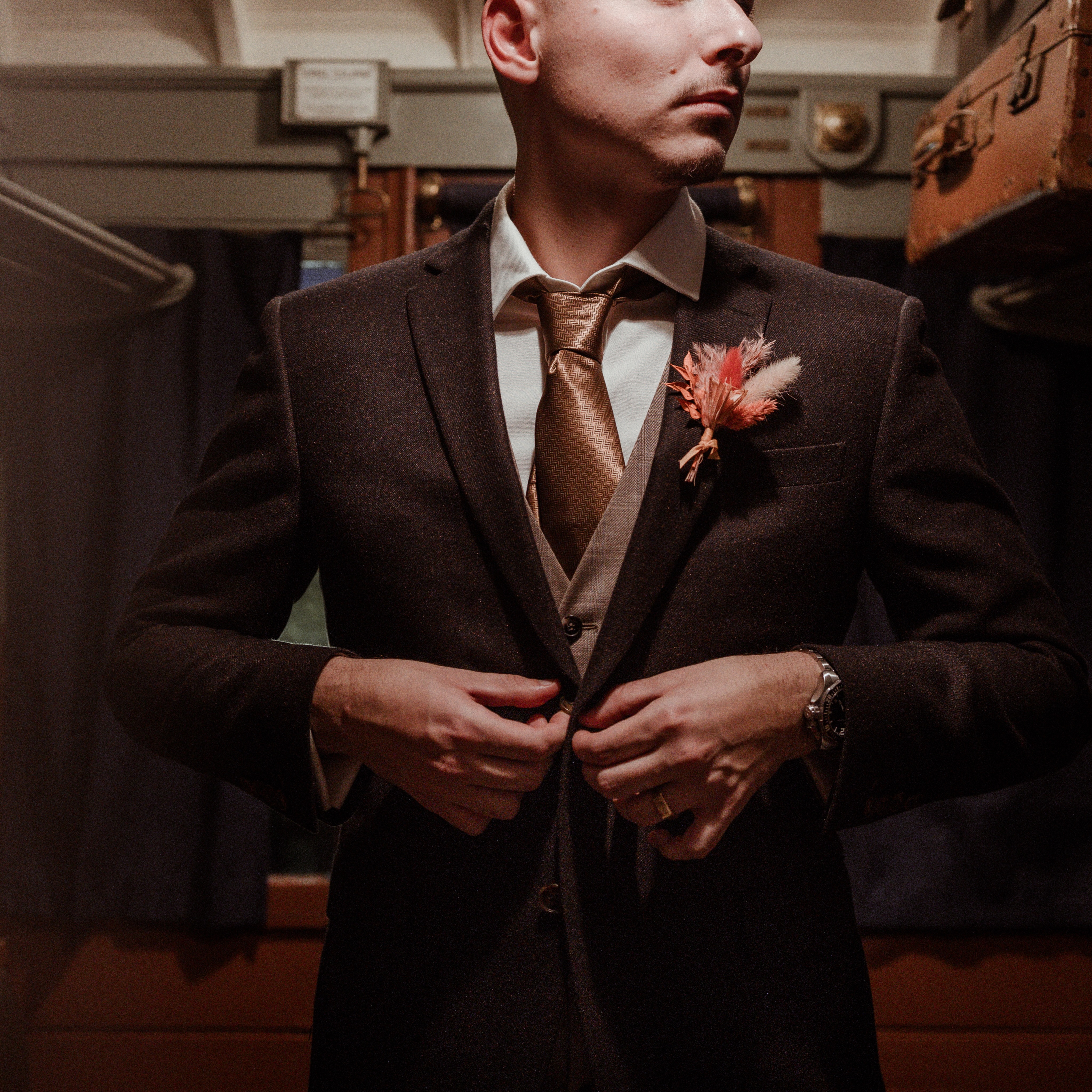 Robe fluide et costume affirmé, bohème ou élégant ?
Peu importe votre style, ce qui compte c’est de vous sentir vraiment vous le jour de votre mariage !
Au Wild in Love festival de Mulhouse, vous trouverez des créateurs qui prennent le temps de vous écouter mais aussi de vous conseillez selon votre morphologie !
Rendez-vous au Wild in Love festival de Mulhouse, les 17 et 18 Octobre 2026 à la @citedutrain !
Les billets d’entrée sont disponibles via le lien en bio.
Prenez vos places dès maintenant !
@auxfilsdelhistoire.robemariee
@iciettailleur.costumes
📸 @rhodierphotographie
#salondumariage #wildinlove #mariage2027 #inspirationmariage #weddingdressideas