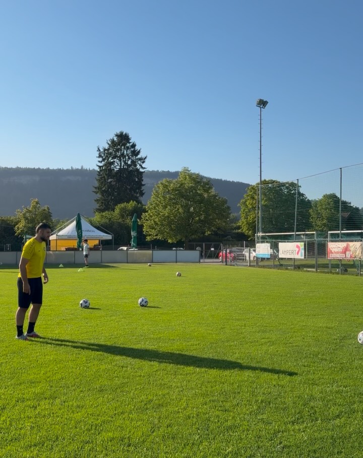 ⚽️ Weitere Infos zum Elfmeter-Turnier sind da! ⚽️
Die Vorfreude steigt – alle wichtigen Informationen rund um unser Elfmeter-Turnier stehen jetzt für euch bereit! 🎯
Ein großes Dankeschön gilt unseren Sponsoren, die diese Veranstaltung überhaupt erst möglich machen. Eure Unterstützung ist ein wichtiger Beitrag für ein gelungenes Turnier und eine großartige Gemeinschaft. 🙌
❗ Wichtig: Die Startplätze sind begrenzt und die Anmeldungen laufen bereits. Wer dabei sein möchte, sollte sich möglichst schnell anmelden, bevor alle Plätze vergeben sind!
Schnappt euch euer Team, meldet euch an und freut euch auf spannende Duelle vom Punkt, tolle Stimmung und einen unvergesslichen Tag. 🖤💛