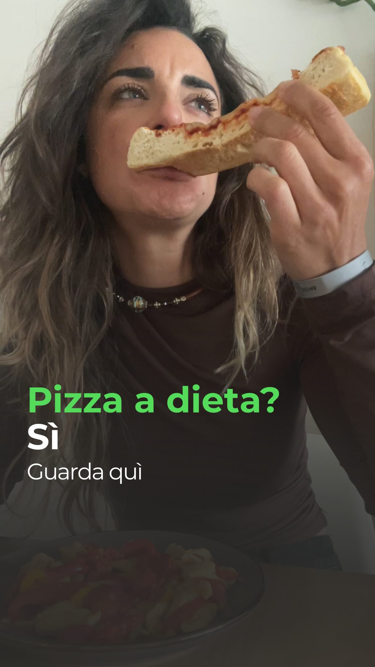 Se pensi che per dimagrire l'unica soluzione sia eliminare i carboidrati e tutto ciò che ti piace, stai solo preparando il terreno per la prossima abbuffata. E recupererai i kg persi con gli interessi. In men che non si dica.
Scegliere diete low carb eliminando completamente pasta, pane, pizza e tutte le altre prelibatezze, ti condanna a un'alimentazione insostenibile.
La conseguenza? Avrai una fame continua, ti sentirai senza energia e inizierai a bruciare la tua stessa massa muscolare, rallentando ancora di più il tuo metabolismo. E appena torni a mangiare carboidrati, anche pochi, l'effetto yo-yo è assicurato.
L'errore che fanno quasi tutte le persone che vogliono dimagrire è cercare l'approccio più restrittivo e punitivo, convinte che senza sofferenza non ci siano risultati.
La soluzione vera e concreta è un approccio flessibile basato sulla dieta mediterranea. Costruisci |'80% della tua alimentazione con cibi semplici, rendendoli gustosi ovviamente, e concediti quel 20% di flessibilità per una pizza, un dolce o un aperitivo con gli amici.
Solo con un approccio bilanciato e sostenibile riuscirai ad abbassare l'infiammazione e buttare giù quel grasso viscerale ostinato.
Se anche tu vuoi perdere raggiungere la tua miglior forma fisica ed energia scrivimi senza più fare diete restrittive INFO in chat e ti spiego come posso aiutarti passo dopo passo, insieme 🫶🏼