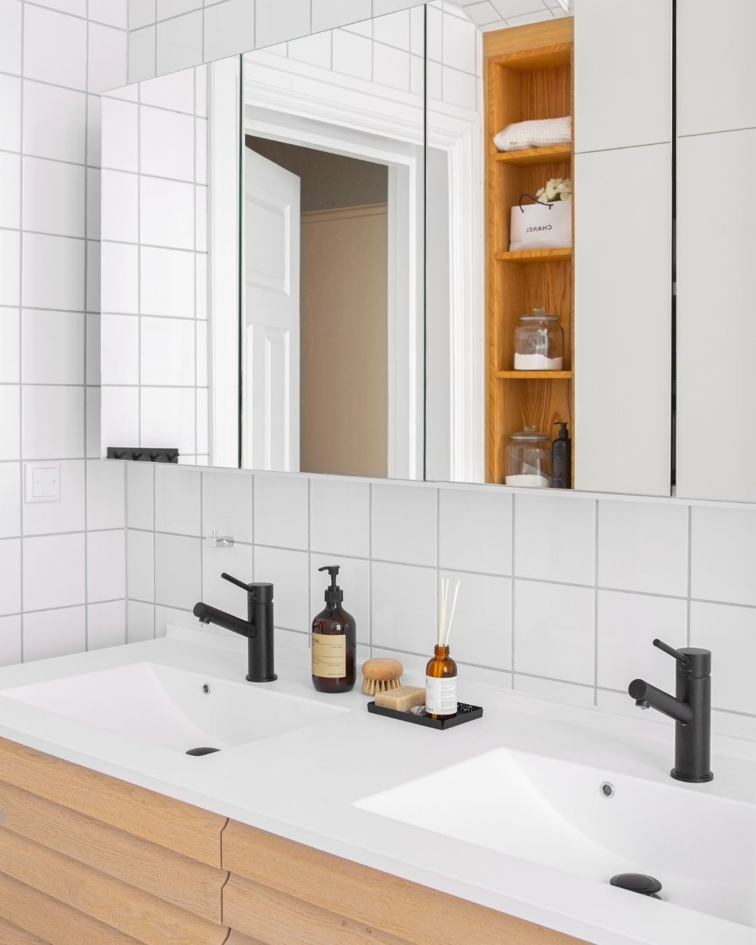 Detalj fra et bad i Oslo. Her var badet i god stand, men upraktisk og utdatert mht. møbler ol. Så vi justerte planløsningen noe (som det lot seg gjøre uten å flytte rør).
Vi byttet innredning også, og med ny innredning ser badet oppdatert og fresht ut. Er det ikke flott at man ikke alltid må bytte ut alt for å få oppgradert interiøret? 🤗
Foto: Nadia Norskott
Prosjekt: Paradis Interiørarkitekter