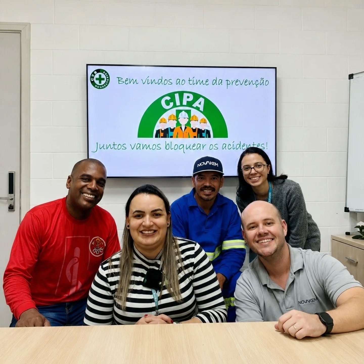 Ontem (28) realizamos o treinamento de formação da nossa Comissão Interna de Prevenção de Acidentes e Assédio (#CIPAA), marcando um momento histórico para a empresa e reforçando nosso #compromisso com a construção de um ambiente de trabalho cada vez mais seguro, saudável e respeitoso.
Parabenizamos os colaboradores que aceitaram esse desafio e que, com muita expectativa, estão prontos para iniciar os trabalhos e contribuir ativamente para o fortalecimento da nossa cultura de segurança.
Agradecemos ao professor Paulo e a @consultoria_cts, com a certeza de que essa equipe desempenhará um papel fundamental na promoção do #bem-estar de todos e na construção de um ambiente cada vez melhor para trabalhar.
👏 Parabéns à nossa primeira CIPAA! 🚀 ❤️ 💙
#Novakem #SegurançaNoTrabalho