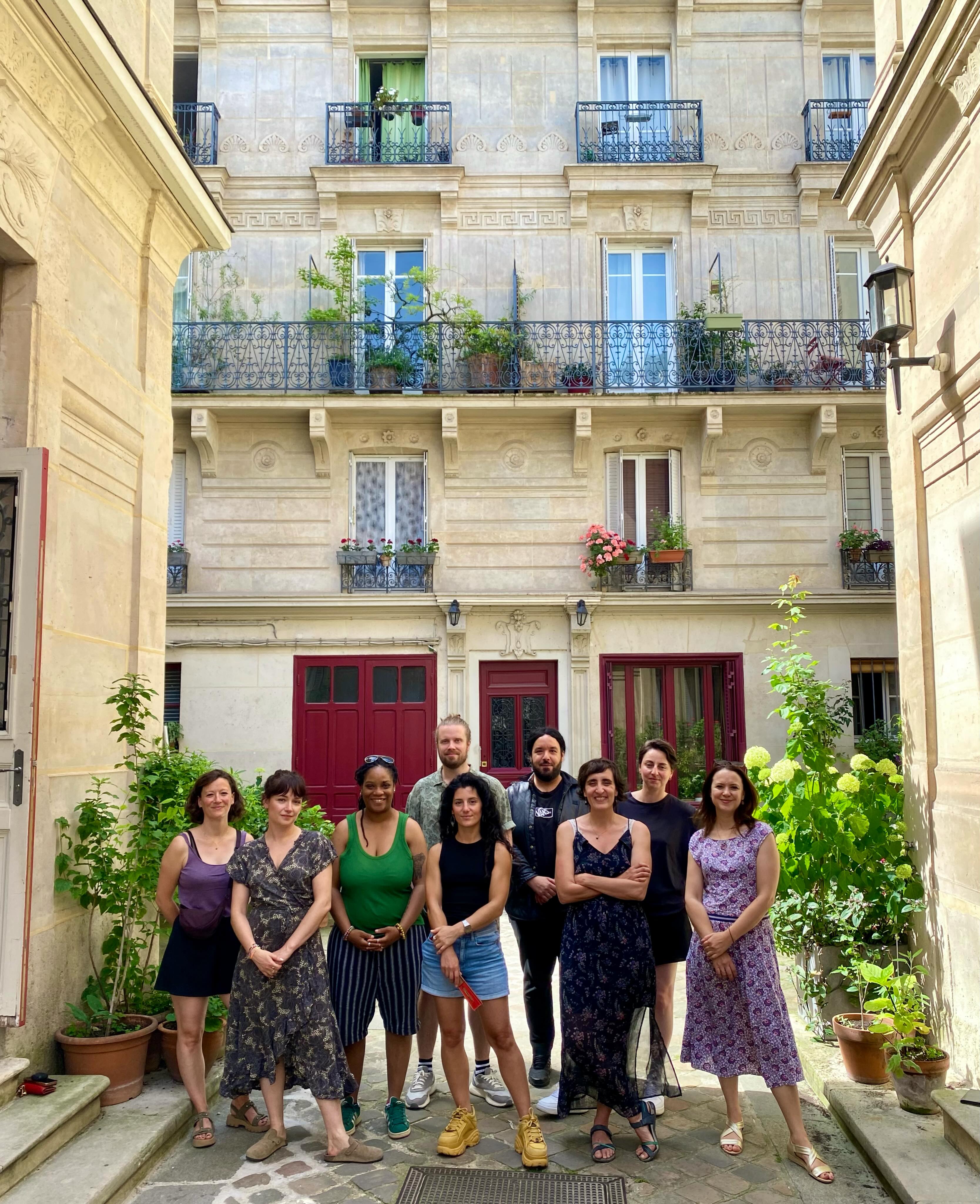 🌞 HÉROÏNES 2026 : c’est parti !
Sous une chaleur caniculaire, les lauréat.es de l’Atelier Héroïnes se sont retrouvé.es à la SACD pour cette 1ère semaine d’atelier, encadré par Laure Desmazières @lauredesmazou et Nadja Dumouchel @nadja.dumouchel en consultantes principales, ainsi que Marie Heyse @marieheyse en consultante junior.
Les auteur.ices ont pu bénéficier d’une masterclass de Rose Philippon et des regards croisés de Claudia Bottino et Sophie Muller.
Les six projets accompagnés sont les suivants :
La louve de Pauline Sanderre @pauline.sanderre
J’irai déposer des fleurs à Buckingham Palace de Riyad Amar Benyekhlef @riyad.bnkhlf
Les nuits seront courtes de Fanny Boutonné
L’enterrement de Johanna Boyer-Dilolo @johannaboyerdilolo
La maison dans le vent de Mickael Marignac @mikael_mc
Catherine 2 de Raphaelle Petit-Gille @raphaelle.petitgille
Bon travail à tous.tes !
RDV fin septembre pour la 2e semaine d’atelier 😎
Merci à nos précieux partenaires @le_cnc @iledefrance @sacdparis 🙏