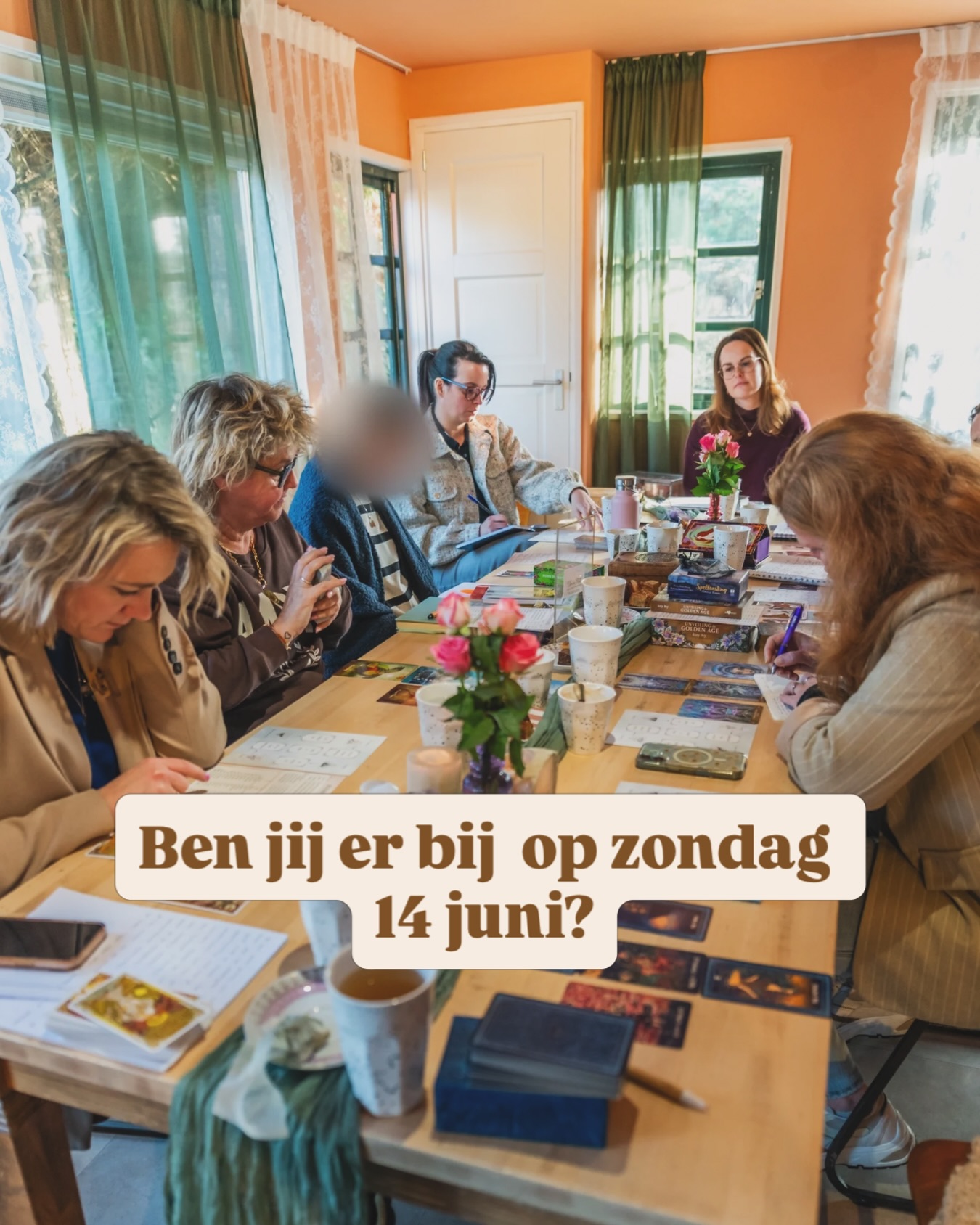 Soms hoef je niet terug of vooruit te kijken.
Soms is het voldoende om stil te staan bij waar je nu bent.
Bij wat aandacht vraagt.
Bij patronen die zich aandienen.
Bij datgene waarvan je ergens voelt dat er meer in zit dan je tot nu toe hebt gezien.
Dat is wat het werken met tarot voor mij zo krachtig maakt.
Niet omdat de kaarten antwoorden geven,
maar omdat ze zichtbaar maken wat al aanwezig is.
Op zondag 14 juni creëren we daar ruimte voor tijdens de Tarot Workshop bij @sier_en_zoet
Een dag van vertragen, verdiepen en ontdekken.
Met een verdiepende kaartlegging, meditaties, visualisaties en de bijzondere meerwaarde van een groep waarin persoonlijke verhalen elkaar spiegelen en versterken.
Vaak blijkt juist datgene wat iemand anders deelt, een onverwacht inzicht kan geven in je eigen proces.
We werken in een kleine groep, met veel persoonlijke aandacht, een veilige bedding en alle ruimte om te onderzoeken wat er gezien wil worden.
Daarom zijn er op dit moment nog slechts 2 plekken beschikbaar.
En natuurlijk wordt de dag weer volledig verzorgd met heerlijke koffie, bijzondere theetjes, lekkers en een uitgebreide lunch.
Voel je dat dit iets voor jou is?
Dan vind je alle informatie via de link in bio 💫
Ik kijk ernaar uit je te ontmoeten.
#tarotworkshop #zelfreflectie #kaartlegging #innerlijkwerk #persoonlijkegroei bewustzijn