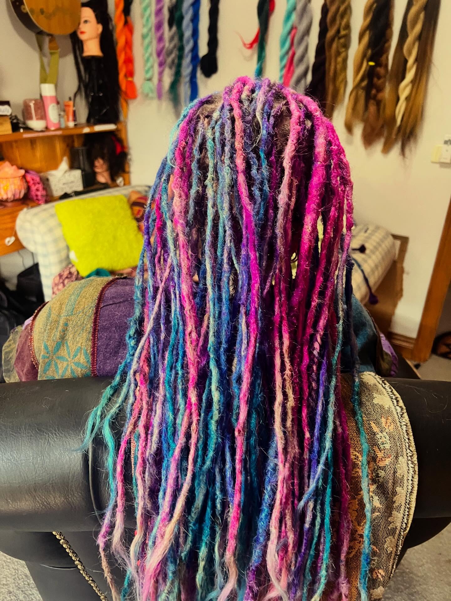 Before and after as on this beautiful unicorn hair 🦄✨
#whyknotnow #unicornhair #dreadlockmaintenance #beforeandafter #dreddies