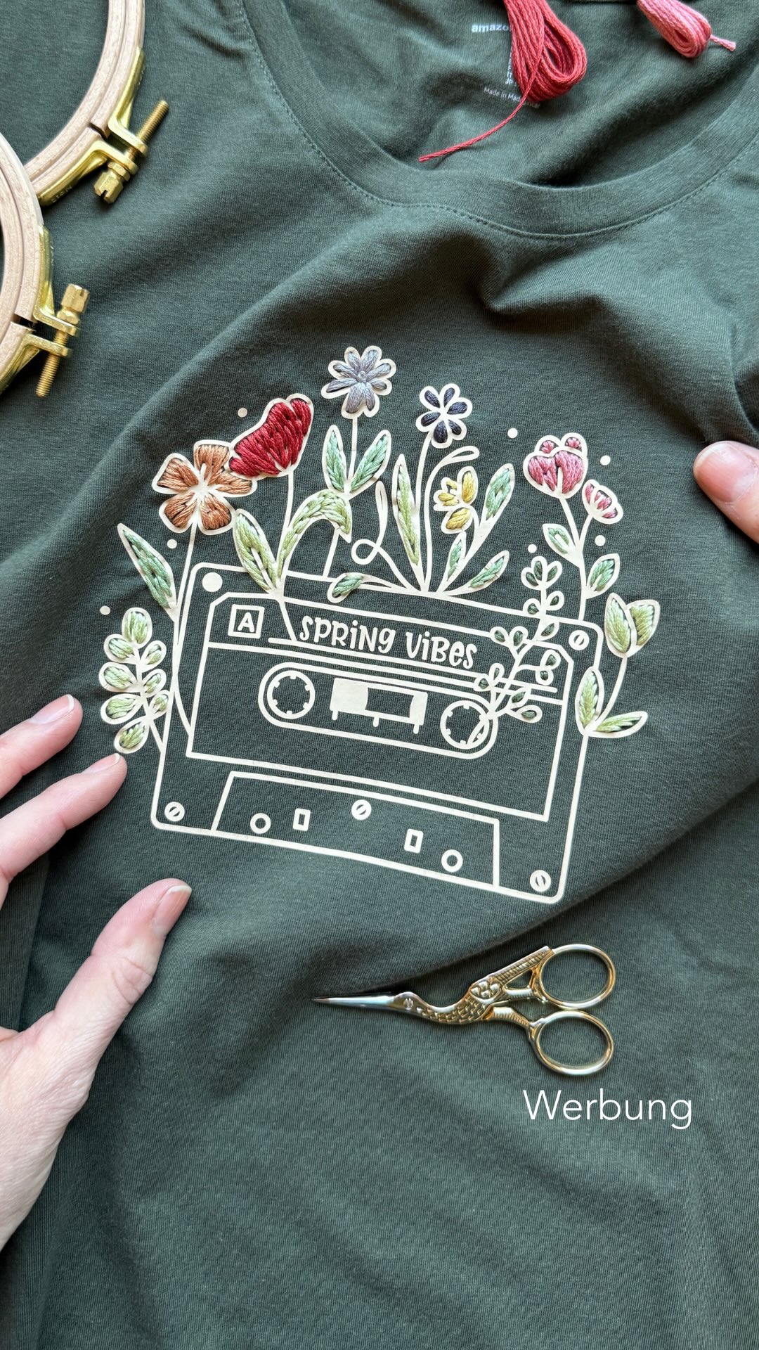 ✨ Vom Basic zum Lieblingsstück ✂️💛
Kennst du diese T-Shirts, die irgendwie okay sind… aber einfach nichts Besonderes haben? Genau so eins habe ich mir geschnappt — und ihm ein kleines DIY-Upgrade verpasst ✨Werbung @cricut_de
Mit Iron-on habe ich mir zuerst ein Motiv aufgebracht, das dem Shirt sofort mehr Persönlichkeit gibt. Und für das gewisse Extra habe ich einzelne Details anschließend noch mit ein paar Stichen hervorgehoben 🧵
Die Kombination aus Folie und Stickerei macht so einen Unterschied — schnell umgesetzt, aber mit richtig viel Wirkung 💥
Ich liebe solche Projekte, bei denen aus einem simplen Basic in kurzer Zeit ein echtes Lieblingsstück wird 💛
Wie gefällt dir die Kombination aus Iron-on und Stickerei? 🫶