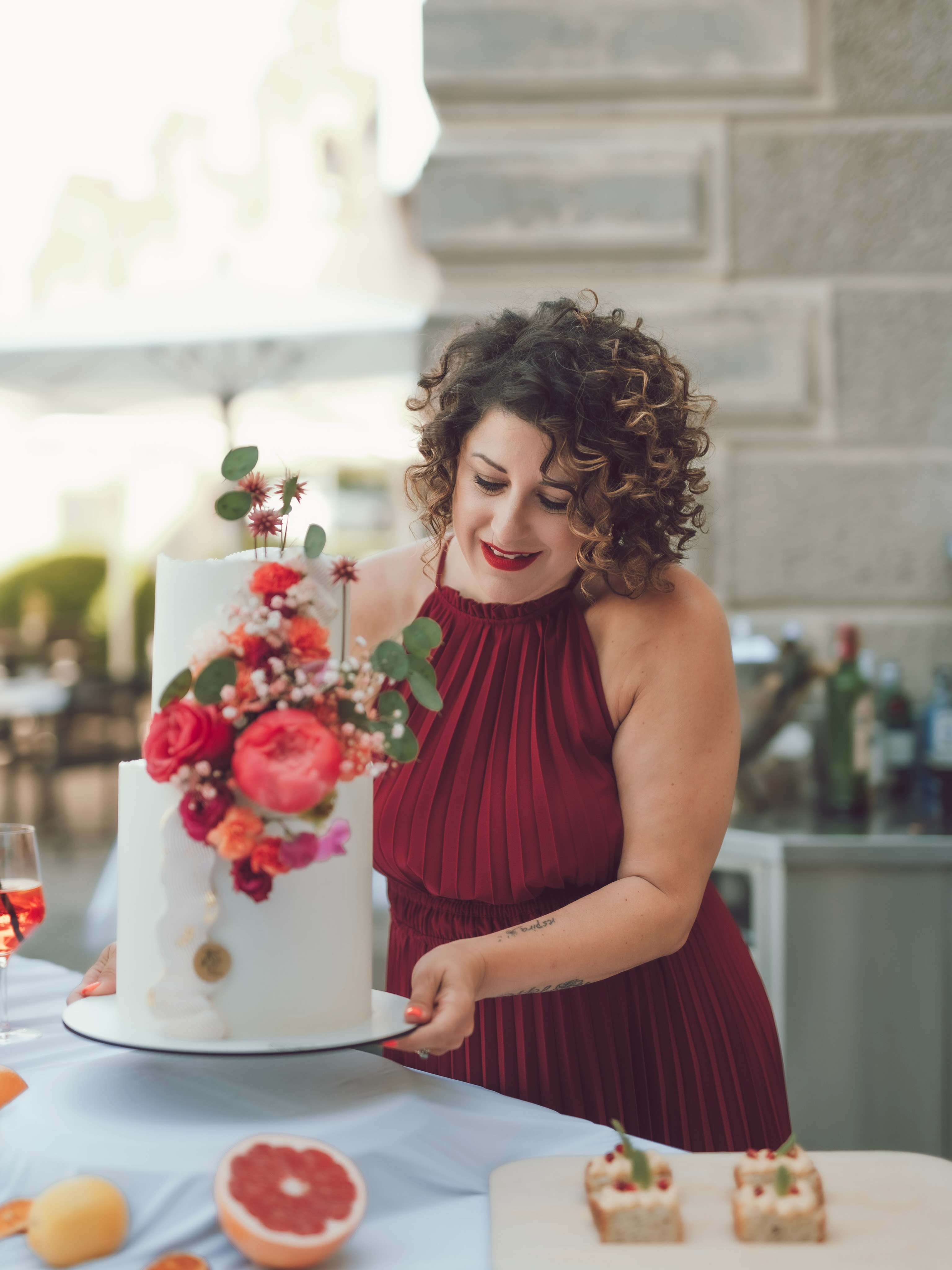 Hinter jeder Traumhochzeit steckt ein starkes Team. 🤍
Dankbar für diesen inspirierenden Tag voller Kreativität, Austausch und ganz viel Leidenschaft fürs Detail.
—————————
Wedding cakes are never created alone.
Behind every beautiful wedding is a team of passionate people.
Grateful to have spent the day creating alongside such talented vendors. 🤍
Location @schloss_seeburg Konzept, Design und Gesamtkoordination @herzensfeier_bodensee unterstützt von @vergisstmannicht H&M @gigercoiffure
Kleid @neliaatelierbridal über @thedresskreuzlingen
Photos @geraldinerhynerfotografie
Video @pablo.foto_film
Blumen @blumenecke_gmbh Torte @gimmemocake.ch
Gastgeschenke @latuabomboniera
Gesang @saengerin_martina_luise Traurede @herzensfeier_bodensee Couple @saabrina2026 & @lars.matt.m