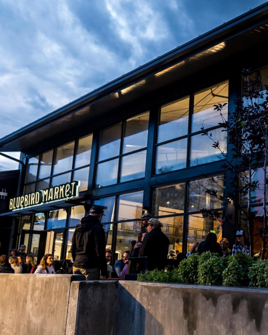 A day of chasing views ๐๏ธ followed by flavors at Bluebird Market ๐๐ฎ From first bite to last call with friends, this is where Summit County comes to eat, gather, and play. A place to see, taste, and experience more. ๐
#BluebirdMarket #SilverthorneCO #SummitCountyEats #MountainFoodScene @SilverthorneColorado @thesummitchamber @outletsatsilverthorne @chimayo_summitcountyco @luckybirdco @cloudcityconfections_co