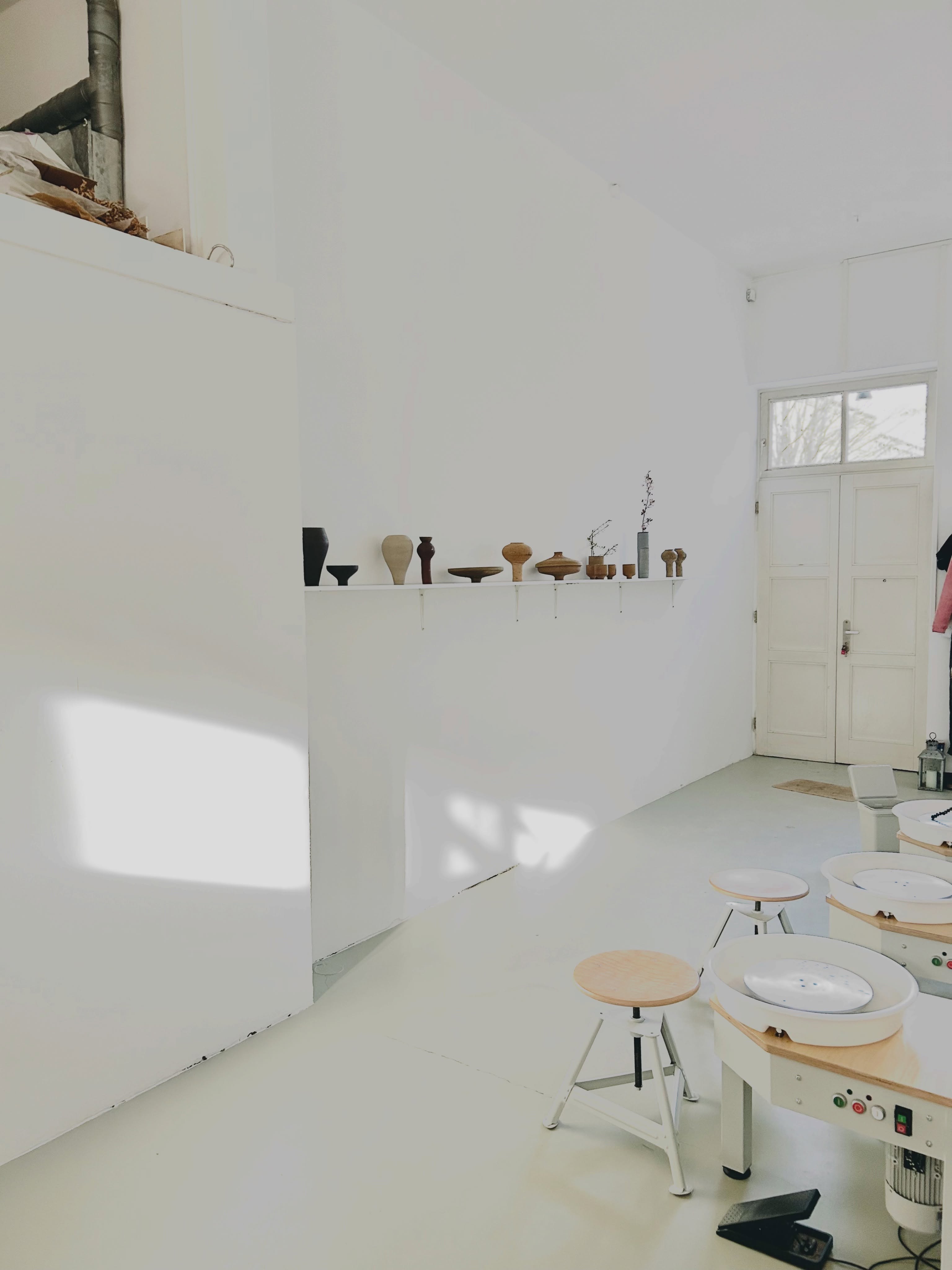 S T I L L E • M O M E N T E
Licht. Raum. Form.
CL·AY – ein Ort für bewusste Kreation und eine Oase der Ruhe.
Willkommen im Keramikstudio für innere Zentrierung.
Töpfern. Achtsamkeit. Ankommen.
Workshops · Drehscheiben-Vermietung · Shop
Ein Raum für Ruhe, Balance und Design – mitten in Hamburg Ottensen, verborgen im ruhigen Innenhof eines alten Ziegelgebäudes.
Workshops & mehr: cl-ay.de
·
S I L E N C E • M O M E N T S
Light. Space. Form.
CL·AY – a place for intentional creation and a sanctuary of calm.
Welcome to the ceramics studio for mindful grounding.
Pottery. Mindfulness. Arriving.
Workshops · Wheel Rentals · Shop
A space for calm, balance, and design – in the heart of Hamburg Ottensen, tucked away in the quiet courtyard of an old brick building.
Workshops & more: cl-ay.de
#design
#achtsamkeit
#oase