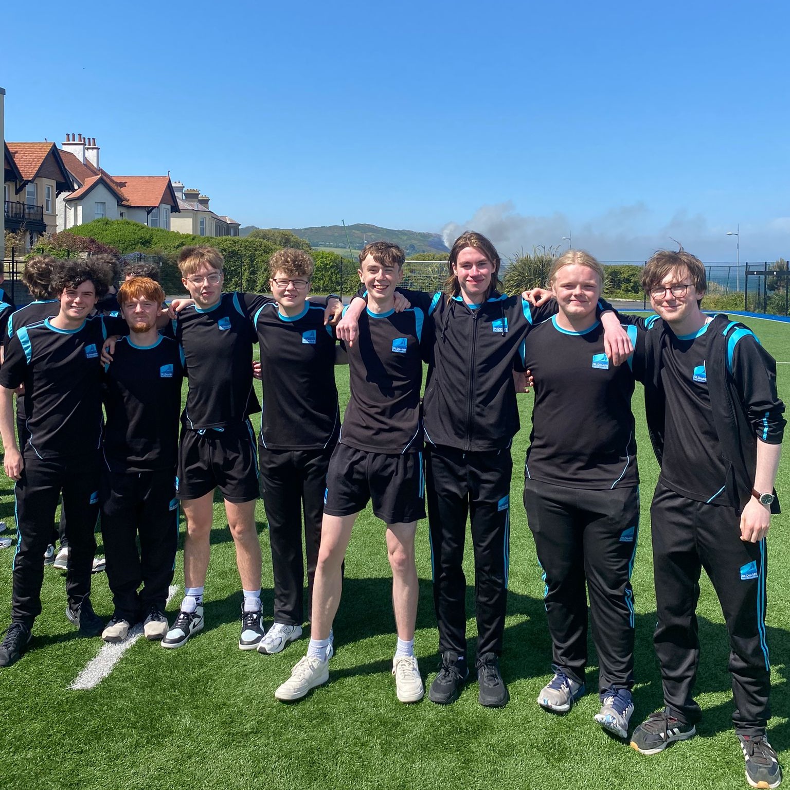 🎓 Our 6th Years also had the chance to soak up the sunshine as they completed their last ever block study session (with an equally well-deserved ice-cream!) 🍦
