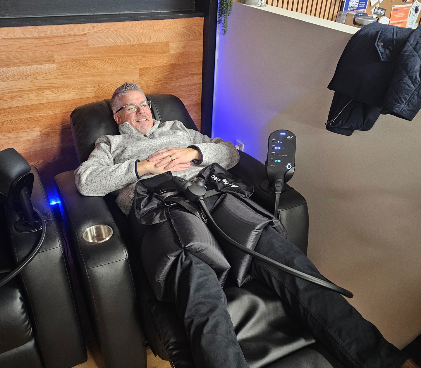 We use Normatec compression to speed lymphatic flow and help flush lactic acid, so you recover faster and feel less sore. Try a 15–20 minute session after heavy training for best results, or a 10–15 minute pre-workout boost to loosen muscles. Members around Wakefield (Saugus, Lynnfield, Melrose) report an average perceived soreness drop of about 30% after regular sessions. Visit our full-service recovery suite at Plunge Boston. What part of your routine could use faster recovery? 🔁💪🧊 Drop in and take advantage of your intro offer today!
#RecoveryRoutine #Normatec #PlungeBoston #WakefieldMA #PostWorkout