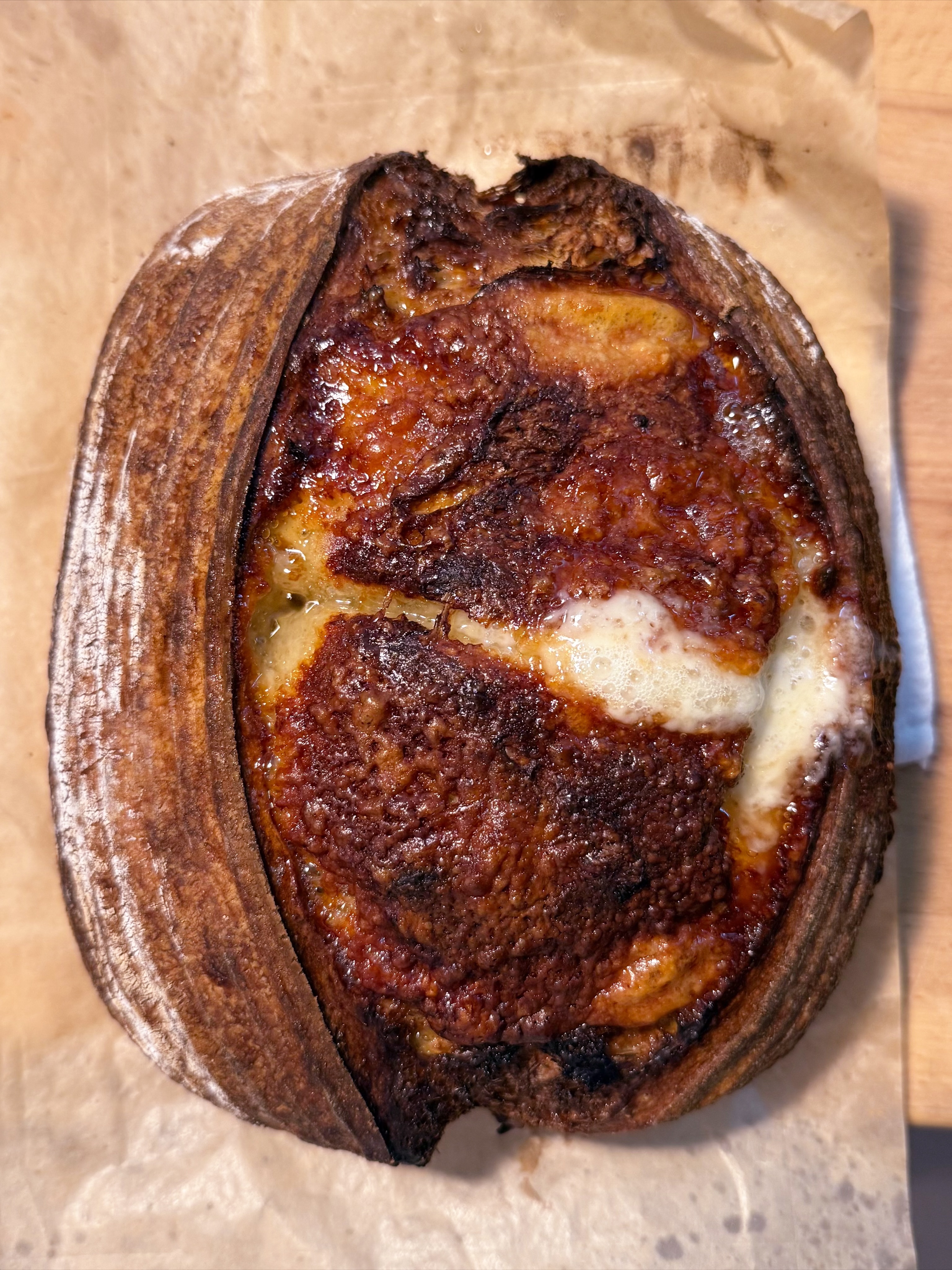 Garlic–Asiago 🤤 Swipe to see it fresh out of the oven! ✨
I haven’t kept a garlic–asiago loaf for myself in forever! Need to change that soon + grab some avocados because this is my favorite sourdough for avo toast! 🥑
#garlicasiago #sourdough #sourdoughph #breadph #bakeryph