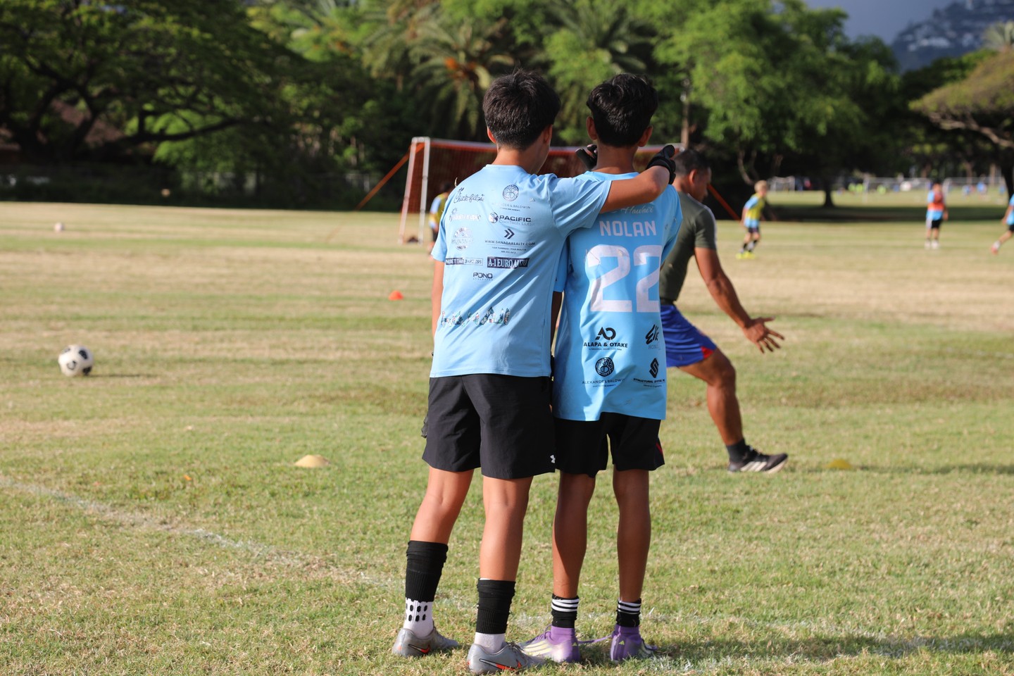 At FC Hawaiʻi, goalkeeper development is part of the process — not an afterthought.
Coach Nicky Salapu leading dedicated keeper sessions focused on handling, footwork, decision-making, and confidence. 🧤
#FCHawaii #HawaiʻiSoccer #GoalkeeperCoach #PlayerDevelopment