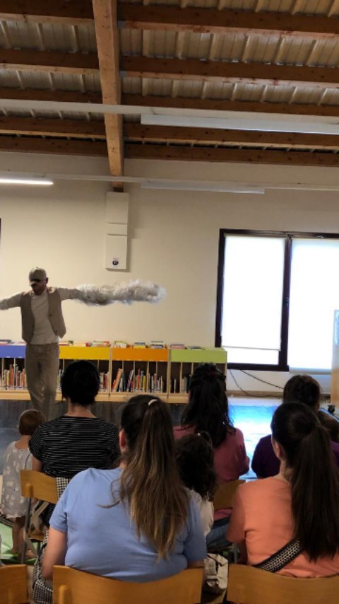 🦢✨ Parades de L'Aneguet Lleig per Catalunya (6/9)📍 Sant Celoni
Seguim portant arreu una història que parla d'autoestima, respecte per la diferència i de la meravella de ser qui som. 💛 I quin lloc pot ser millor per explicar contes amb valors que la Biblioteca de l'Escorxador
🌈 Va ser molt bonic poder fer-ho allà i així no patir aquesta onada de calor que ens ha visitat!
Gràcies per formar part d'aquest viatge!