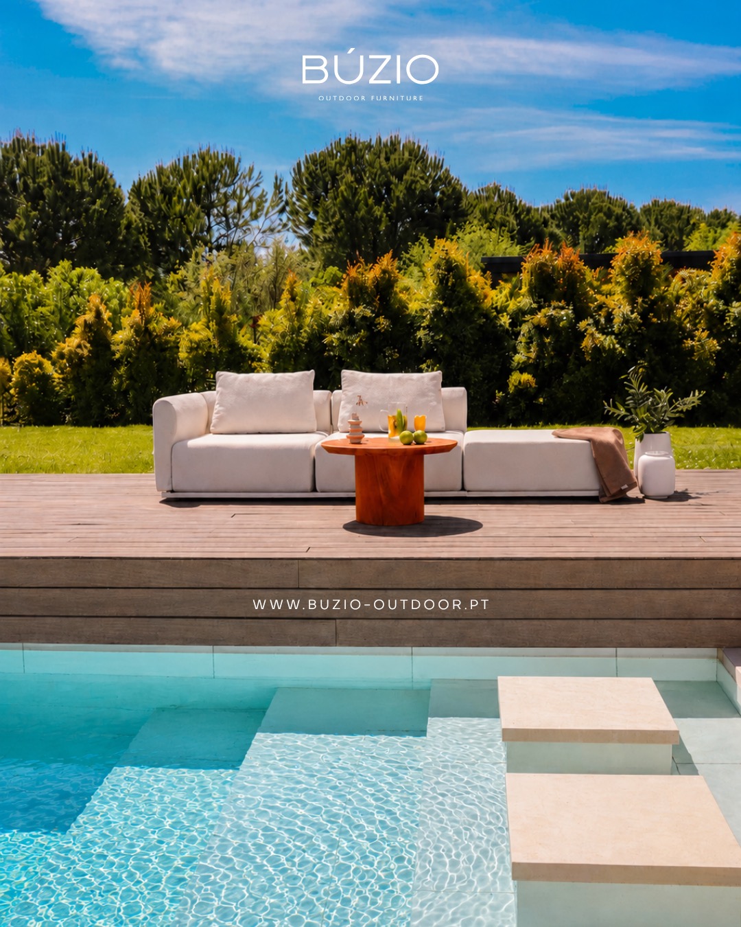 Há verões que se vivem devagar.
Entre a luz, o conforto e a serenidade do exterior, o Santorini transforma cada espaço num lugar de pausa, beleza e inspiração.
Mesa @junto_wd
#buziooutdoor
#madeinportugal
#portugal
#madetolast
#designportugues
