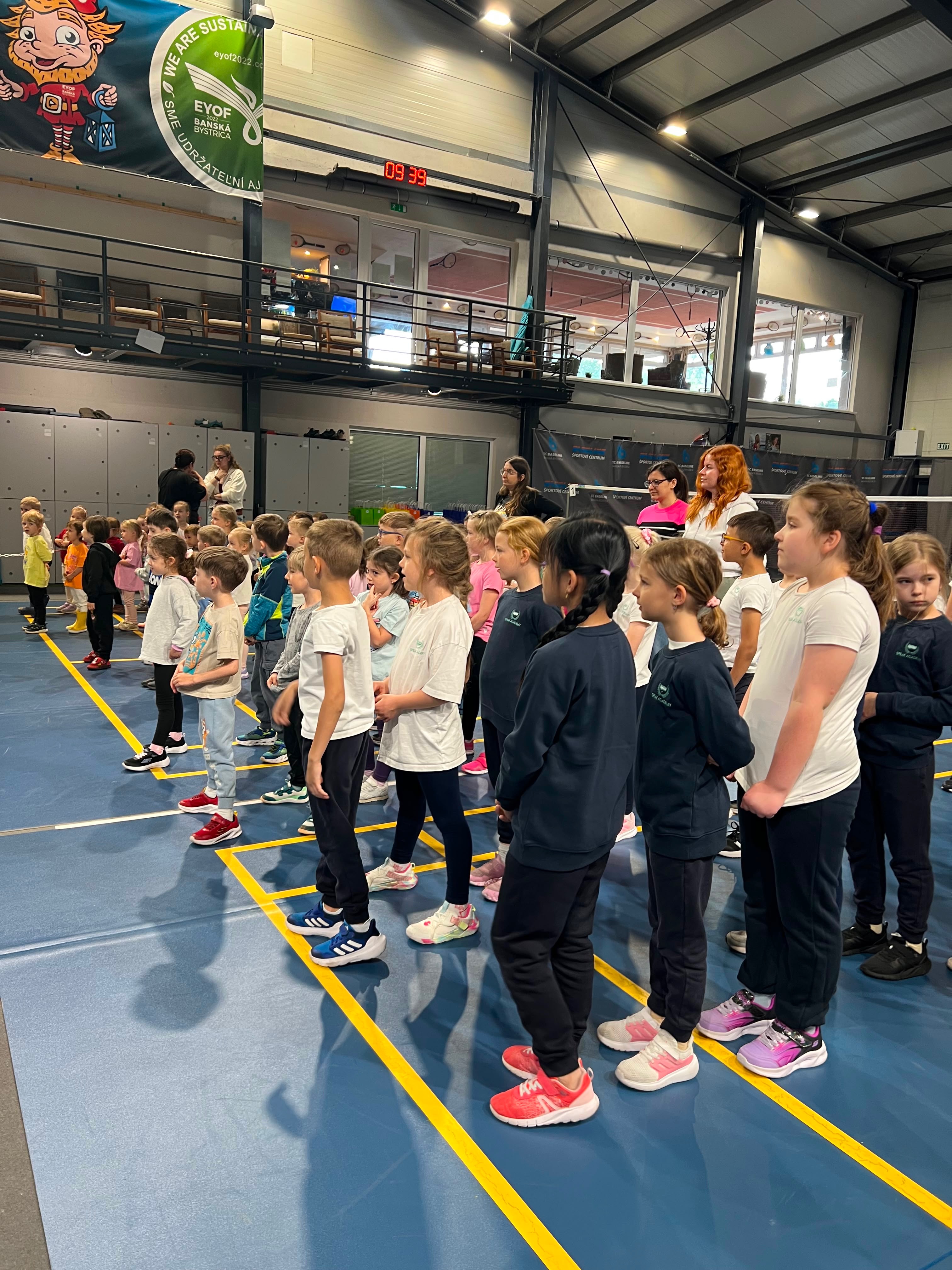 Dnes sme športovo oslávili najkrajší deň v roku – Deň detí. 🏃♀️⚽🏅
Deti si užili dopoludnie plné pohybu, zábavy, súťaží a radosti. S nadšením plnili jednotlivé úlohy, povzbudzovali sa navzájom a za svoju snahu si odniesli nielen sladké prekvapenia, ale aj krásne odmeny.
Detský smiech, iskričky v očiach a úprimná radosť z každého okamihu vytvorili deň, na ktorý budeme ešte dlho spomínať. 💛
#DeňDetí #MDD #ŠportovýDeň #