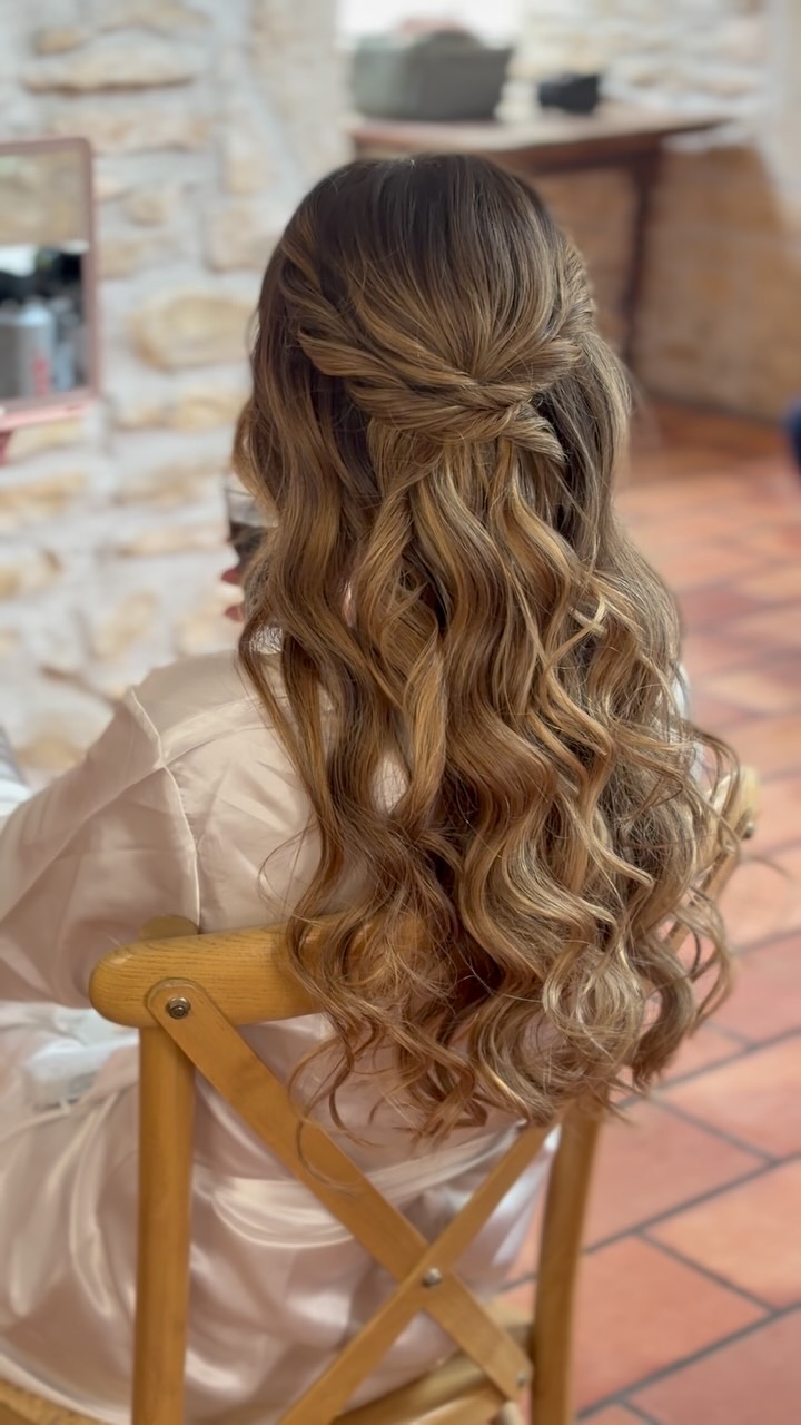 WEDDING DAY ✨
Laurence 🤍
De l’inspiration à la dernière épingle… chaque détail compte pour créer une coiffure qui lui ressemble 🤍
✨ Bridal hairstyle creation, step by step, for a look as unique as her special day.
#BridalHair #WeddingHair #bridelyon #mariagelyon #maquilleuselyon