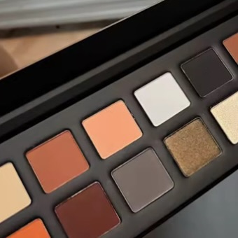 Unleash your creativity with this versatile eyeshadow palette, offering a spectrum of shades for every occasion.✨
#neutrallook #amorpropiobeauty #eyeshadow #innate #glamlook