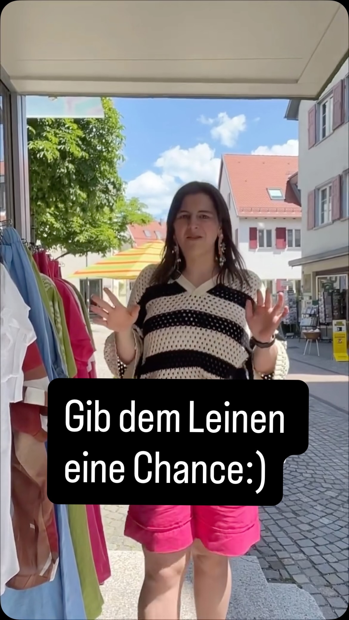 Heute zeigt die Sonne, was sie kann. Mich freut das ganz besonders und endlich ist es Zeit für unseren Leinenshorts. Diese werden fair produziert.#geigerschuheundtextil #nachhaltig #mode #badwaldsee