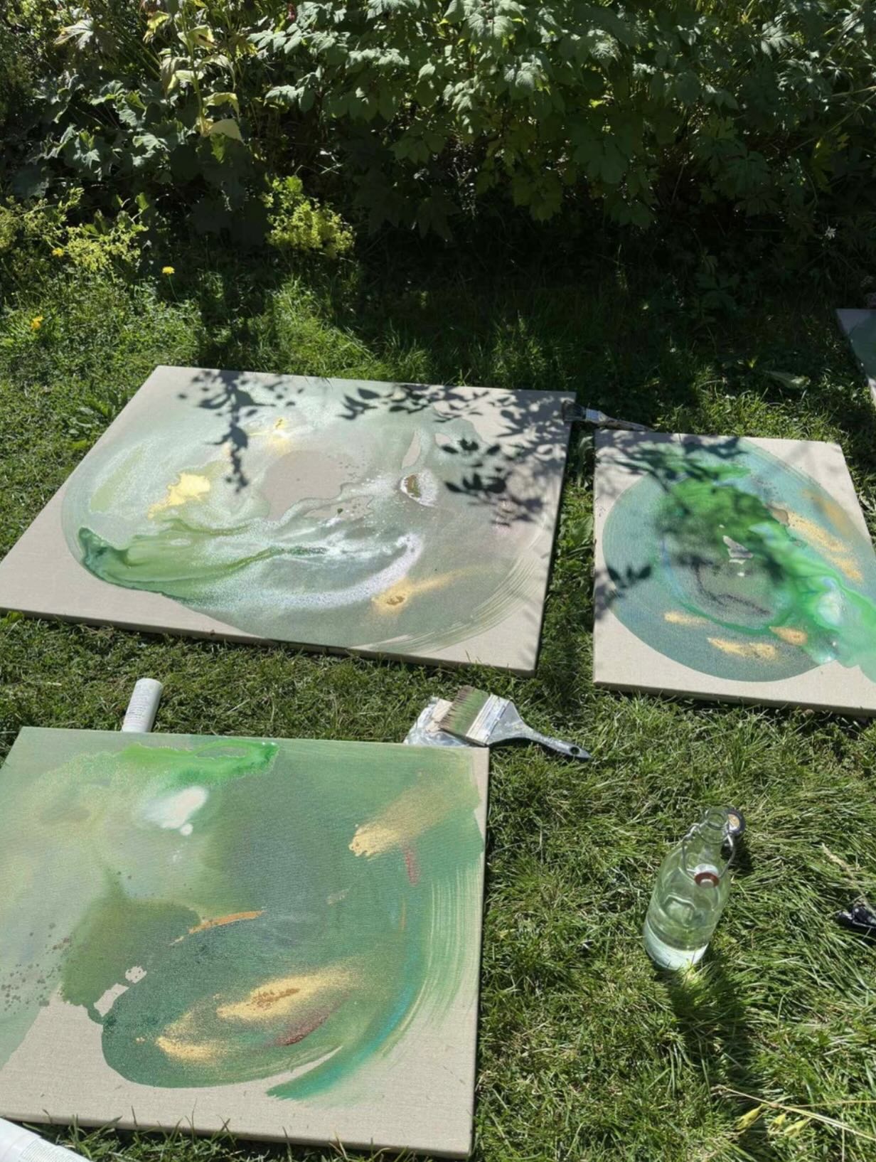 🪷V.E.R.N.I.S.S.A.G.E🪷
@canvas_cork_sweden är otroligt stolta över att presentera fantastiska @artbymira från Umeå som månadens konstnär i juni. Att ha ett vernissage i samband med @makertown_ovik har aldrig känts mer rätt än med just Mira.
Ni läste kanske om henne i @7igast artikel i onsdags?
Kom in till oss och häng med Mira, fråga henne om färgtillverkningen och njut av hennes magi på bomulls- och linneduk.
🔵Lördag 30 maj, kl 12-16.
🔵Utställningen hänger under juni månad.
Välkommen! 🌷