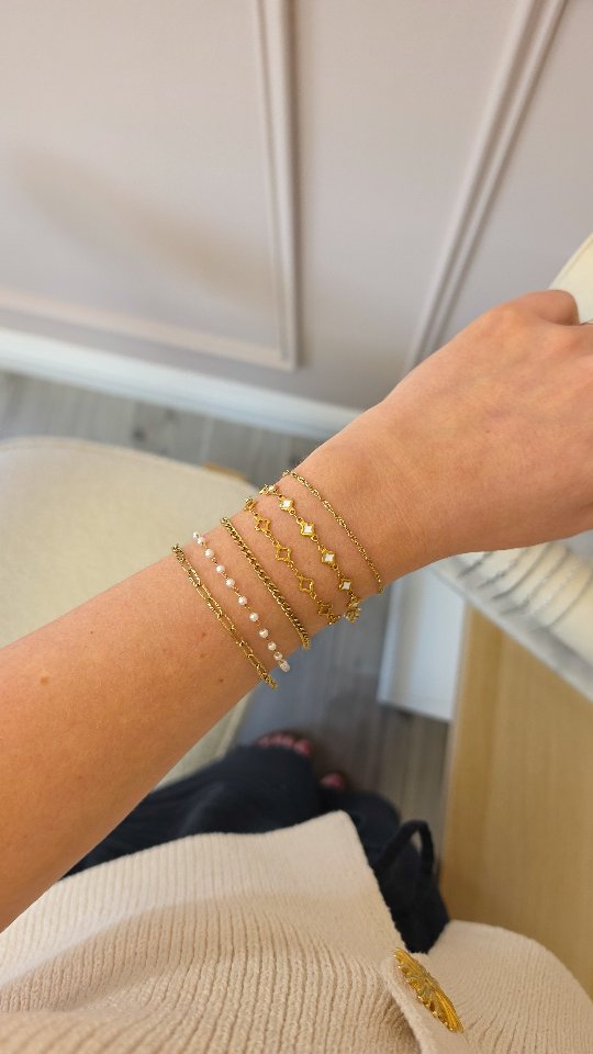 New chains have landed! ⛓️✨️
Well, new for salon appointments.
We've actually been offering Stainless Steel for a year at our pop ups & it's now being added to our 50+ collection of chains at the salon 🙌.
Bracelets are £35, anklets are £40.
✔️ Hypoallergenic & super strong.
✔️ Just like the rest of the range, tarnish & rust proof.
✔️ Perfect for stacking, mixing & matching with charms.
Tap the link in our bio to book!
👉 LAST MIN availability with Tara tomorrow at 12pm & 2pm.
#weldedjewellery #permanentjewellery ##weldedbracelets #stokeontrent
#Staffordshire