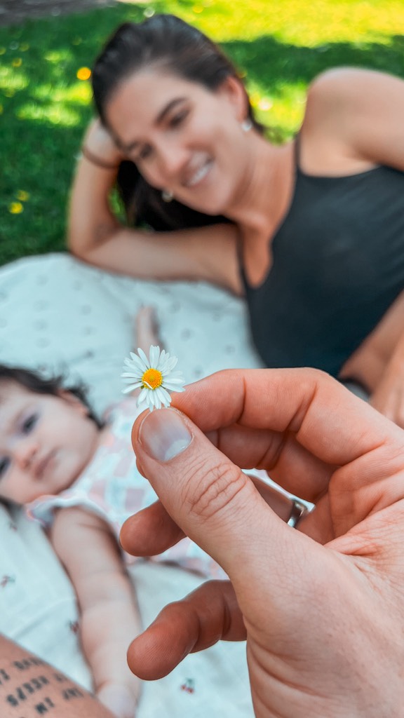 Tem coisas que a gente acha que nunca vão acontecer.
Momentos que parecem distantes demais, sonhos que demoram tanto que, às vezes, até cansam o coração.
Mas a vida tem um jeito bonito de lembrar que o tempo de espera nunca é em vão.
Porque algumas bênçãos chegam devagar justamente porque carregam a capacidade de mudar tudo.
E hoje eu entendo:
existem milagres que não entram fazendo barulho…
eles chegam pequenos, silenciosos e transformam absolutamente tudo ao redor. 🤍
