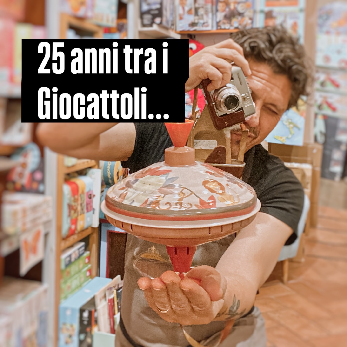 Oggi voglio parlarti un po’ di me e di un numero: 25.
Quando mi chiedono da quanto tempo mi occupo di giocattoli, faccio sempre un piccolo calcolo mentale...uhm...e poi mi perdo.
“Oh mamma.
Perché? sono passati più di 25 anni?”
Ti immagini in tutto questo tempo quante mode ho visto cambiare?
Però una cosa, se devo essere sincero con te, a mio avviso non è mai cambiata.
I bambini, nel profondo, giocano sempre nello stesso modo. I meccanismi del divertimento e dell’imparare giocando sono sempre uguali.
Vedi...sia da papà che da giocattolaio una cosa, osservandoli, mi è sempre stata chiara: loro hanno bisogno di immaginare, costruire, sperimentare, inventare. Hanno bisogno di ARIA: giochi che lasciano spazio alla fantasia, non che facciano tutto da soli.
Negli anni ho cercato giochi capaci di mantenere quella semplicità che accompagna da sempre la crescita dei bambini.
Giochi in legno. Giochi creativi. Giochi educativi pensati per essere scoperti poco alla volta.
Perché i meccanismi che aiutano davvero un bambino a crescere sono spesso i più semplici:
un incastro da capire, un equilibrio da trovare, una storia da inventare, un piccolo problema da risolvere.
Oggi trovare questo tipo di qualità significa fare una lunga ricerca e molto accurata (te lo assicuro) e poi una scelta precisa.
Perché credo ancora che i giochi più belli siano quelli essenziali.
Come quelle piante che con poca necessità d’acqua sanno far nascere fiori coloratissimi.
Quindi se sei un pò come me e stai cercando qualcosa, nei meandri del web e nel mare magnum dell’AI, pensata per far crescere i bambini divertendosi, secondo me sei in uno dei posti giusti.
Benvenuta/o in bottega. Nella mia Bottega dei Giocattoli.
-
#magoriumgiocattoli #storytelling #giocattoli #bottega #passione