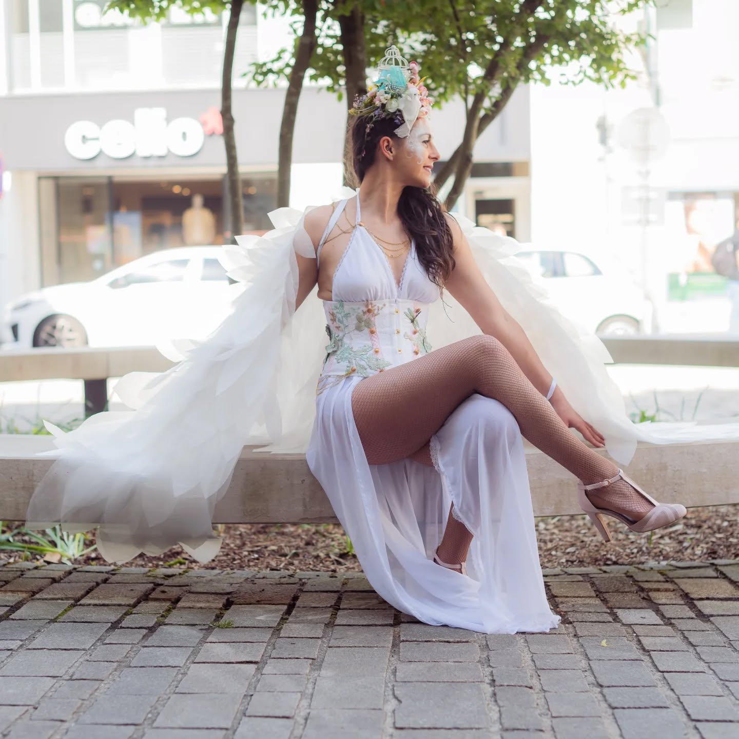 Un ange passe...
Petit retour au 10 mai 2025, car je n'ai pas encore terminé de vous partager les magnifiques photos de @fabily_photographie, après notre défilé d'Auray, organiser par @capalre
Vous pouvez retrouver ici la belle
@edeisedeis dans le costume Gabrielle 🤩
Maquillage : @sl.harley
Costumière : @Elphi Désidérata Delphine Le Blet
À l'habillage : @maudhabilleuse_ @Aline, Sullyan et @juliette_msb_bzh2024
Mille mercis à vous tous
❤️❤️❤️
#elphidesiderata #delphineleblet #costumierefrance #costumiereauray #mademoisellebretagne mademoisellemorbihan costumedescene costumefrance costumierefrance costumedesign stylisteauray costumièremorbian costumièrevannes costumierebretagne defileauray miss tutufrance tutu costumefrancePetit2