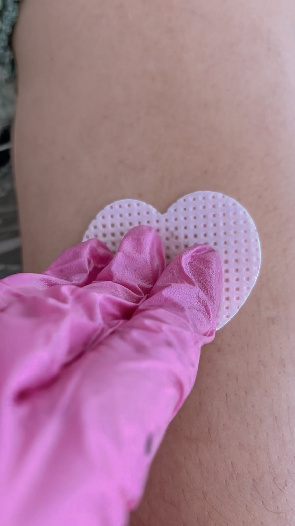 Os anos passam, mas a vontade de ficar bonita não muda 💖 Marca já a tua sessão de tatuagem comigo, basta enviar mensagem!