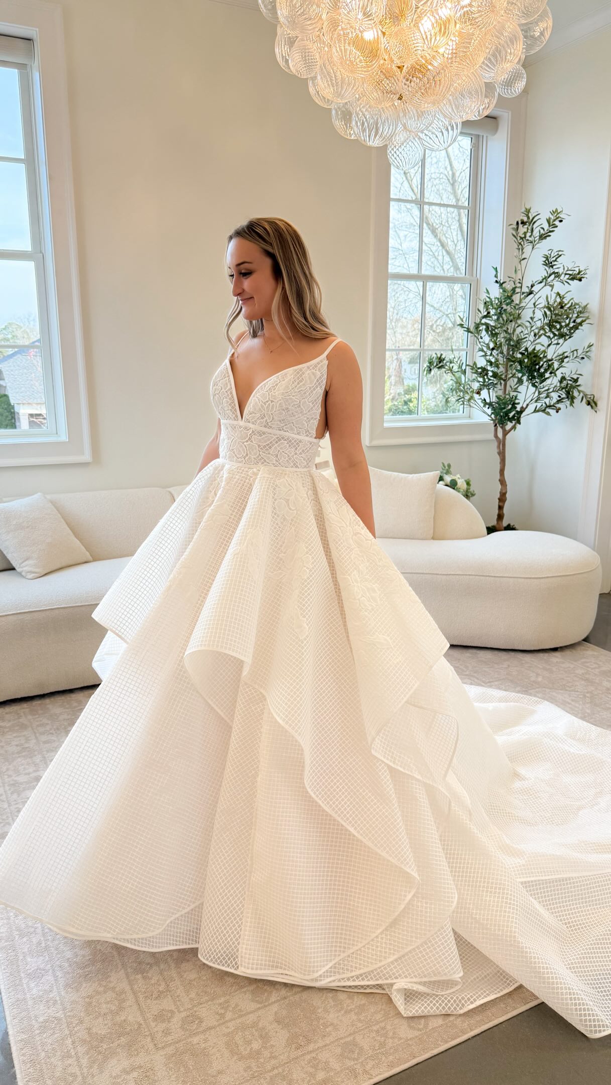 For the bride who wants romance with a little wow factor šļø
Anam Cara by Hayley Paige is one of those dresses that keeps getting better the longer you look at it. The florals, the texture, the fullness of the skirt⦠sheās making a statement without trying too hard.
The dress of your dreams is already waiting @senoiabridal š¤
#HayleyPaige #BallgownBride #AtlantaBride #WeddingDressInspo #SenoiaBridal