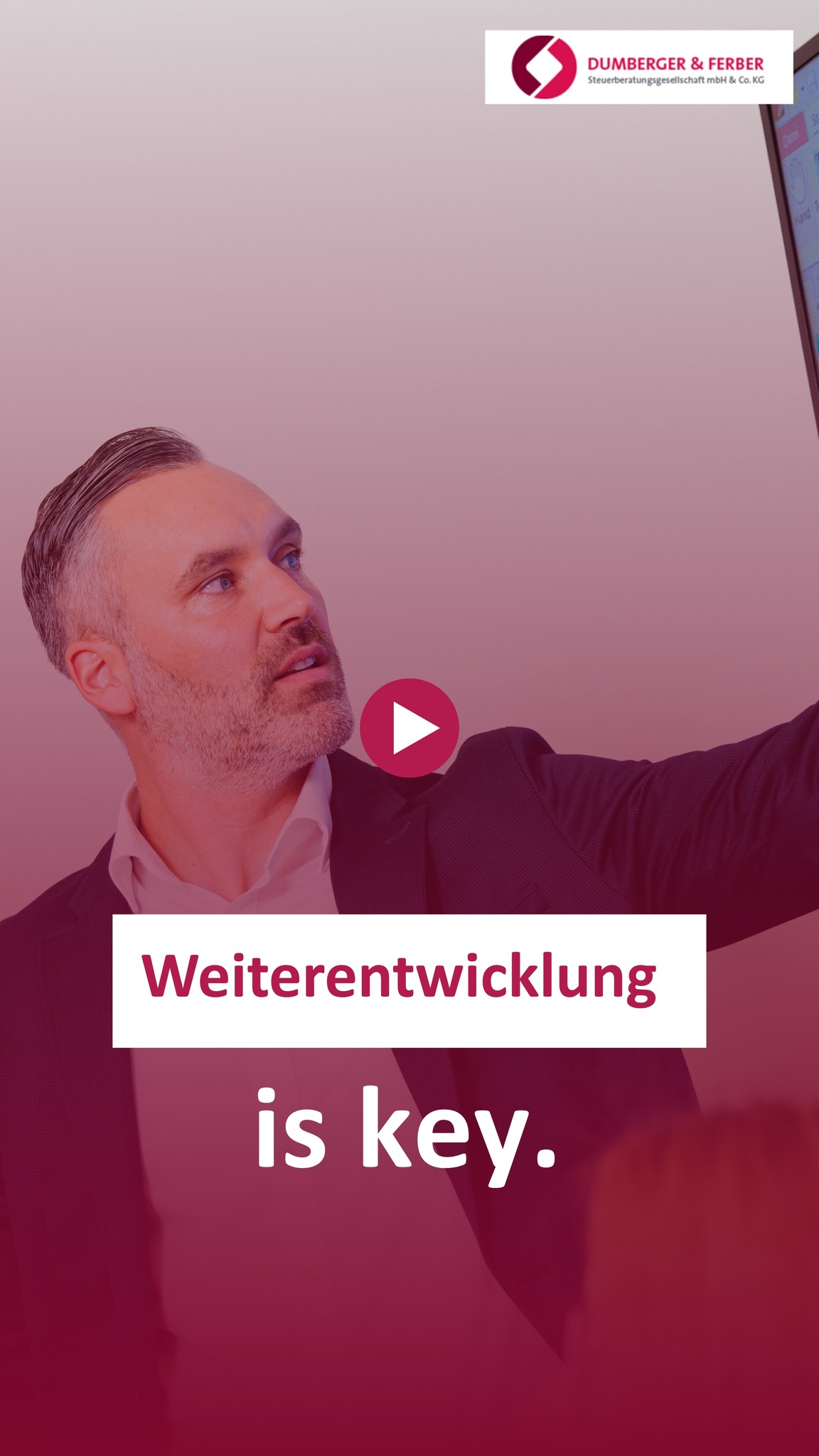 Weiterentwicklung passiert nicht einfach nebenbei! 😉
Gerade in der Steuerberatung verändert sich ständig etwas. Neue Regelungen, neue Anforderungen, neue digitale Möglichkeiten und immer wieder Themen, bei denen man fachlich am Ball bleiben muss.
Deshalb hat Weiterbildung bei Dumberger & Ferber einen hohen Stellenwert.
Uns ist wichtig, dass unsere Mitarbeiter fachlich sauber arbeiten, neue Entwicklungen verstehen und die Möglichkeit haben, ihre eigenen Stärken weiter auszubauen. Ob Seminare, Fortbildungen oder Spezialisierungen: Wer sich weiterentwickeln möchte, soll dafür auch den passenden Rahmen bekommen.
Das gilt nicht nur für fachliche Themen.
Denn persönliche Entwicklung entsteht oft genau dort, wo man neue Aufgaben übernimmt, sich in Themen vertieft, Verantwortung wächst und man merkt: Ich kann mehr, als ich mir vielleicht am Anfang zugetraut habe.
Als Kanzlei unterstützen wir diesen Weg aktiv. Mit fachlichem Austausch im Team, mit Zeit für Weiterbildung und auch mit finanzieller Unterstützung, wenn der nächste Schritt ansteht.
Denn am Ende profitieren alle davon: Unsere Mandanten, unser Team und jeder Einzelne, der seine berufliche Zukunft bewusst gestalten möchte.
Wie Weiterbildung und Entwicklung bei uns im Alltag gelebt werden, erzählen unsere Mitarbeiter im Reel.
Also viel Spaß. 😊