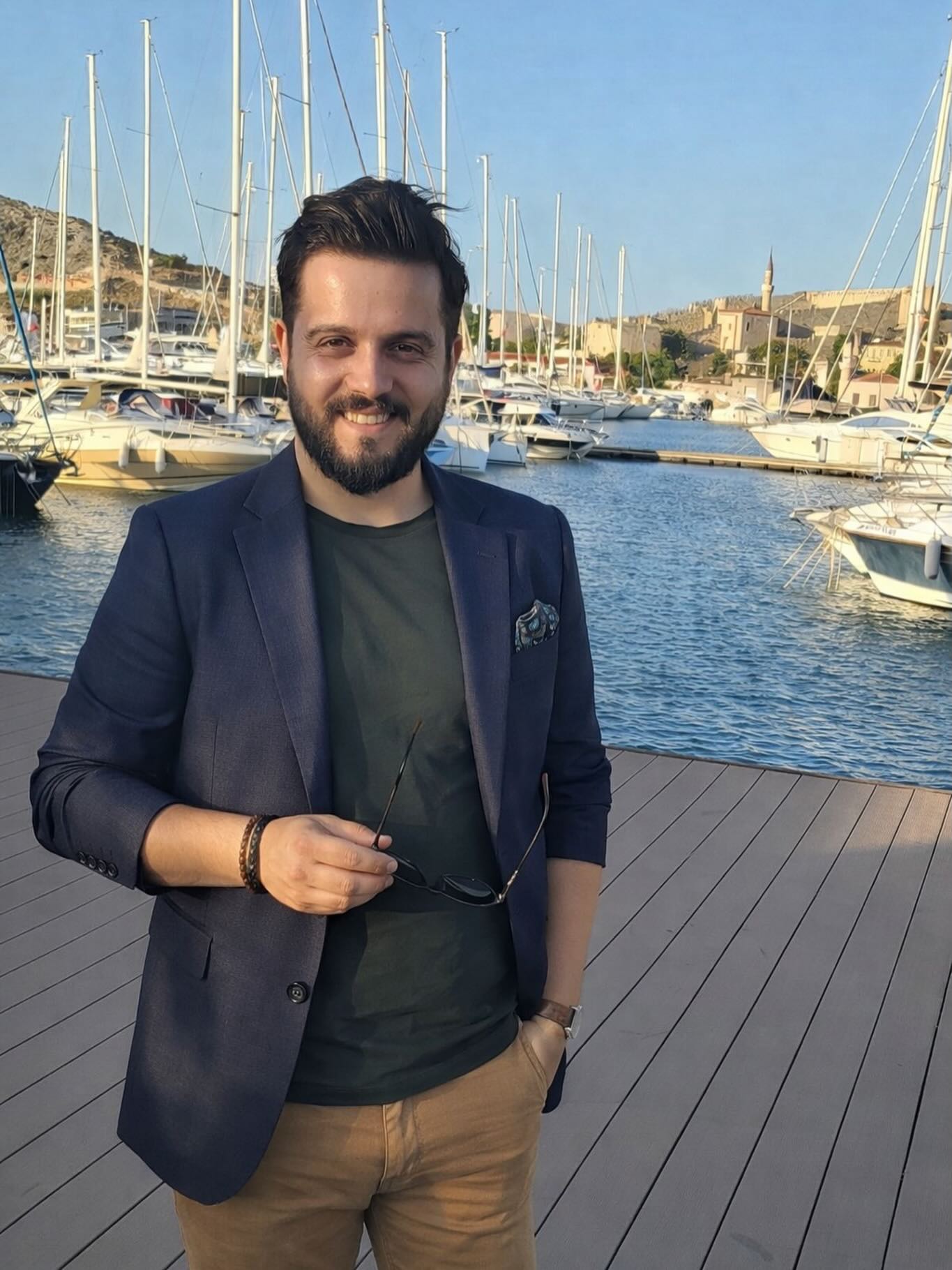 Kariyer…
Bize hep özgürlük gibi anlatıldı.
Ama kimse şunu söylemedi:
Bazen kariyer, hayatı büyütmez, daraltır.
Sabah başlarsın, akşam biter.
Hedefler, toplantılar, dosyalar, aramalar…
Ve bir gün fark edersin;
Sen hayatını yönetmiyorsun, alışkanlıkların seni yönetiyor.
Daha çarpıcısı ne biliyor musun?
İnsan bu döngüde kaybolduğunu hemen fark etmiyor.
Çünkü dışarıdan bakınca her şey doğru görünüyor.
Bir yaşam hikayesi paylaşmak istiyorum.
Albert Schweitzer.
Başarılı bir akademisyen, müzisyen, saygın bir isim…
Ama bir gün duruyor ve kendine şunu soruyor:
“Bu hayat gerçekten benim mi?”
Ve sonra…
Her şeyi bırakıp yeniden başlıyor.
Tıp okuyor.
Afrika’ya gidiyor.
İnsanların hayatına dokunan bir yol seçiyor.
Radikal bir karar.
Ama aslında mesele o değil.
Mesele şu;
Kendine dürüstçe bakabildiğin o an.
Çünkü gerçek değişim, kariyeri değiştirmekle değil, kendine temas etmekle başlar.
Küçük bir soru bırakıyorum.
Gün içinde sadece kendin için ayırdığın bir an var mı?
Telefonsuz.
Ekransız.
Hedefsiz.
Sadece sen…
Çünkü eğer o anın varsa başarıdan daha değerli bir şey yapıyorsun:
Varoluşunu hatırlıyorsun.
Bence kariyer kötü değil.
Ama kontrol sende değilse, seni büyütmez…
Seni sınırlar.
Hayat, sadece başardıklarından ibaret değil.
Kendinle kaldığın anlar, kim olduğunu sana geri verir.
#kari̇yer #farkındalik #gelecekkaygısı