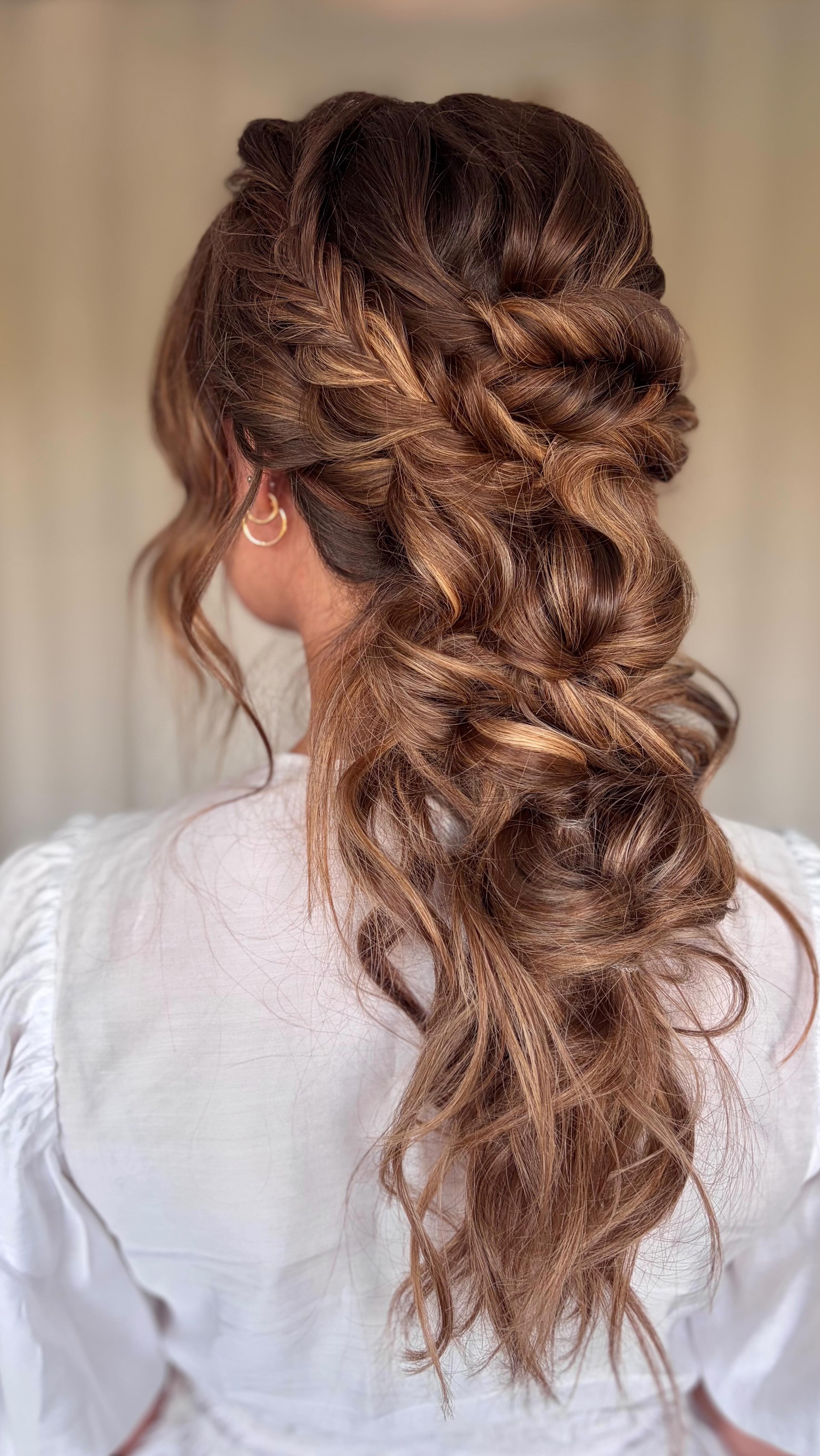 All of the boho vibes for lovely Jacqueline at her bridal trial last week 🤍
Soft texture, effortless movement and the prettiest braid details ✨
I always love creating styles that feel relaxed and romantic whilst still feeling completely wearable.
Roll on the wedding day 🤍
.
.
.
.
.
#midlandswedding #lincolnshirebrides #weddinghairstamford #2027bridetobe #bohowedding @jaibee900