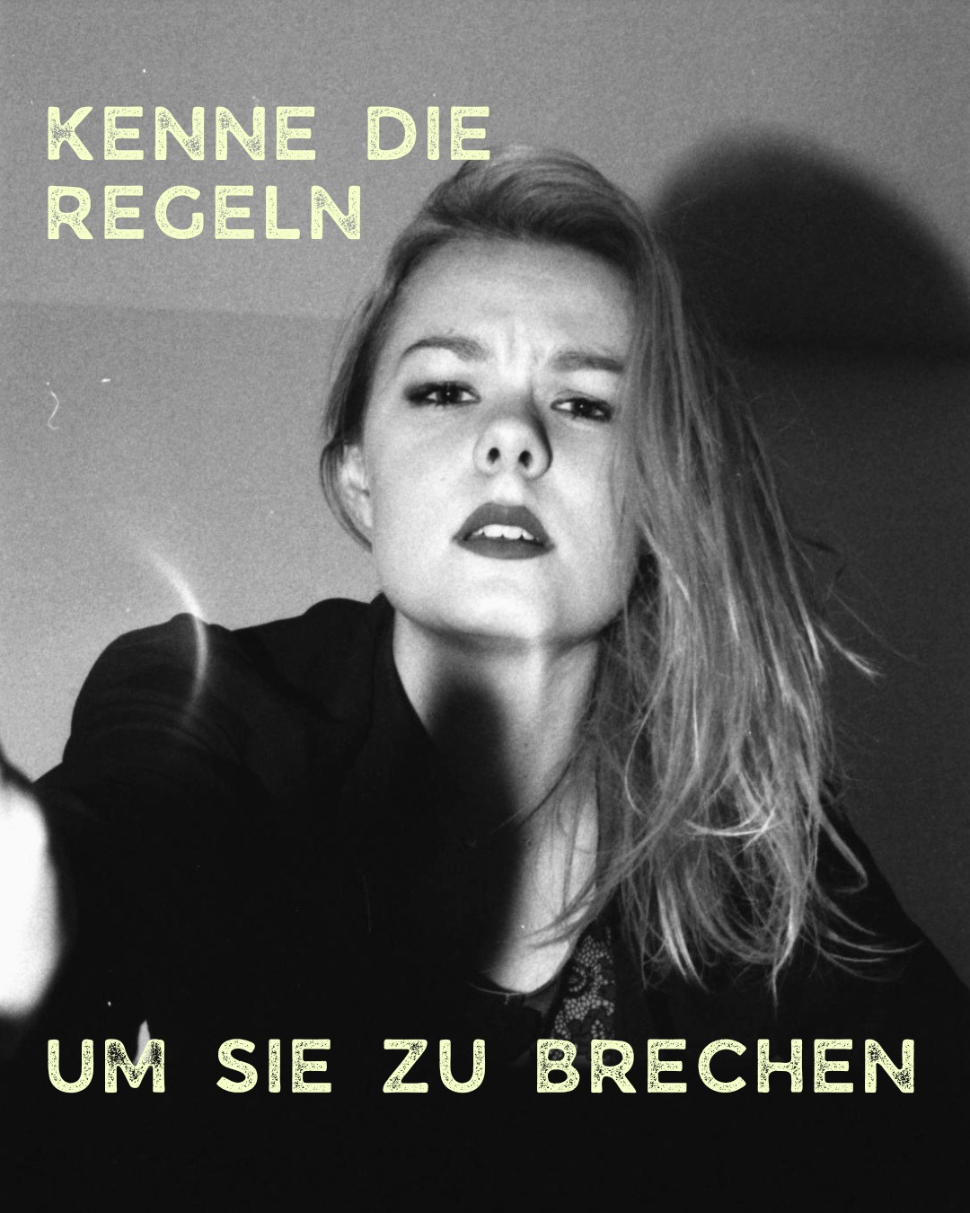 Irgendwie habe ich das Gefühl, dass viele Bücher heute nach exakt derselben Formel geschrieben werden.
Ja, Genres haben ihre Regeln. Sie geben Orientierung, schaffen Erwartungen und helfen Lesenden dabei, genau das zu finden, worauf sie Lust haben.
Aber manchmal habe ich das Gefühl, dass viele Geschichten inzwischen so „perfekt“ auf den Markt zugeschnitten sind, dass sie sich kaum noch voneinander unterscheiden. Besonders in den aktuell gehypten Genres reicht oft schon ein Blick aufs Cover und ich weiß bereits:
welcher Love Interest auftaucht, welcher Plot Twist kommt und welches Ende mich erwartet. 👀
Vielleicht ist genau das mein Problem:
Ich suche keine perfekte Formel. Ich suche Geschichten, die mich überraschen.
Und ich glaube, genau dafür ist es wichtig, die Regeln eines Genres zwar zu kennen, aber sich nicht von ihnen einsperren zu lassen.
Wer versteht, warum ein Krimi Spannung erzeugt, warum Fantasywelten funktionieren oder warum Romance emotional berührt, kann bewusst damit spielen. Kann Erwartungen brechen. Kann neue Wege gehen.
Denn seien wir ehrlich:
Die spannendsten Bücher sind doch oft die, die sich etwas trauen.
Schreibt nicht nur das Buch, das „funktionieren“ soll.
Schreibt das Buch, das ihr selbst unbedingt lesen würdet. ✍️📚
Wie seht ihr das?
Brauchen Genres klare Regeln, oder wird der Buchmarkt gerade zu vorhersehbar?
#buchschreiben #schreiben #genres #buchmarkt #tropes #kreativschreiben #autorin