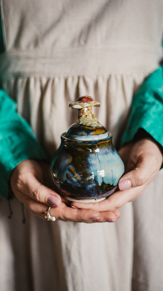 Come and unload the kiln with me today 🤎
One of my favorite moments as a ceramic artist is opening the kiln and discovering how the glazes have transformed overnight.
Every piece is a little surprise.
Which one would you take home?
handmade ceramics • pottery studio • kiln opening • ceramic artist • stoneware pottery • handmade mugs • woodland ceramics • slow living • pottery lover