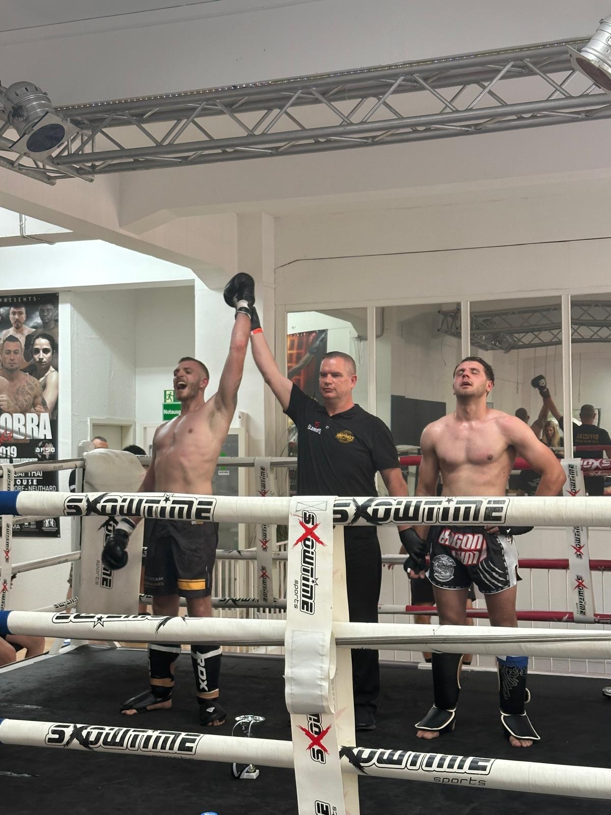 Sechs Kämpfer, sechs starke Fights bei @blackcobrapforzheim 🏆
Mit 6 Kämpfern waren wir am Start und konnten am Ende 2 Siege mit nach Hause nehmen. Dazu kamen 3 Unentschieden nach teilweise richtig starken und engen Kämpfen.
Ein Kampf wurde leider als No Contest gewertet. Nach der ersten Runde und zwei Niederschlägen zu unserem Vorteil hat der Schiedsrichter den Kampf abgebrochen, da er die Stimmung in der Halle und im Ring als zu aufgeheizt eingeschätzt hat — aus unserer Sicht war es jedoch noch im Rahmen. Schade, dass die Jungs nicht weiterkämpfen konnten, denn beide haben sich nichts geschenkt. Am Ende haben sie sich die Hand gegeben — genau so gehört sich das. Vielleicht findet ja dieses Jahr noch das Rematch statt 🤔
Stolz auf das ganze Team — nächste Woche sind wir in Darmstadt 🥇