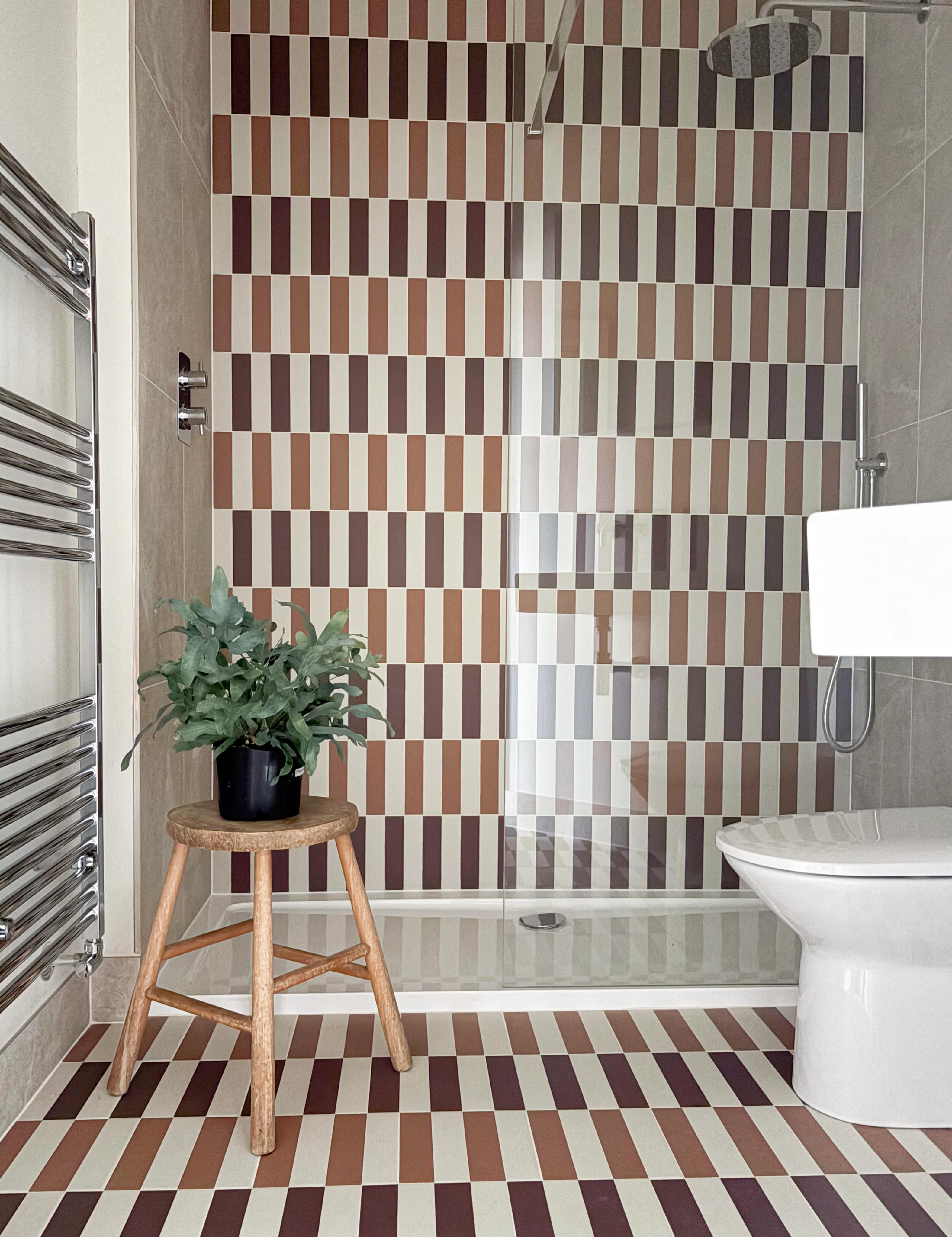 It’s small! It’s windowless!
So why not go big on colour and pattern to make it a joyful space 🧡
.
.
.
.
#roomservicebycaroline #bathroom #smallspaces #stripesstripesstripes #colourfulhome