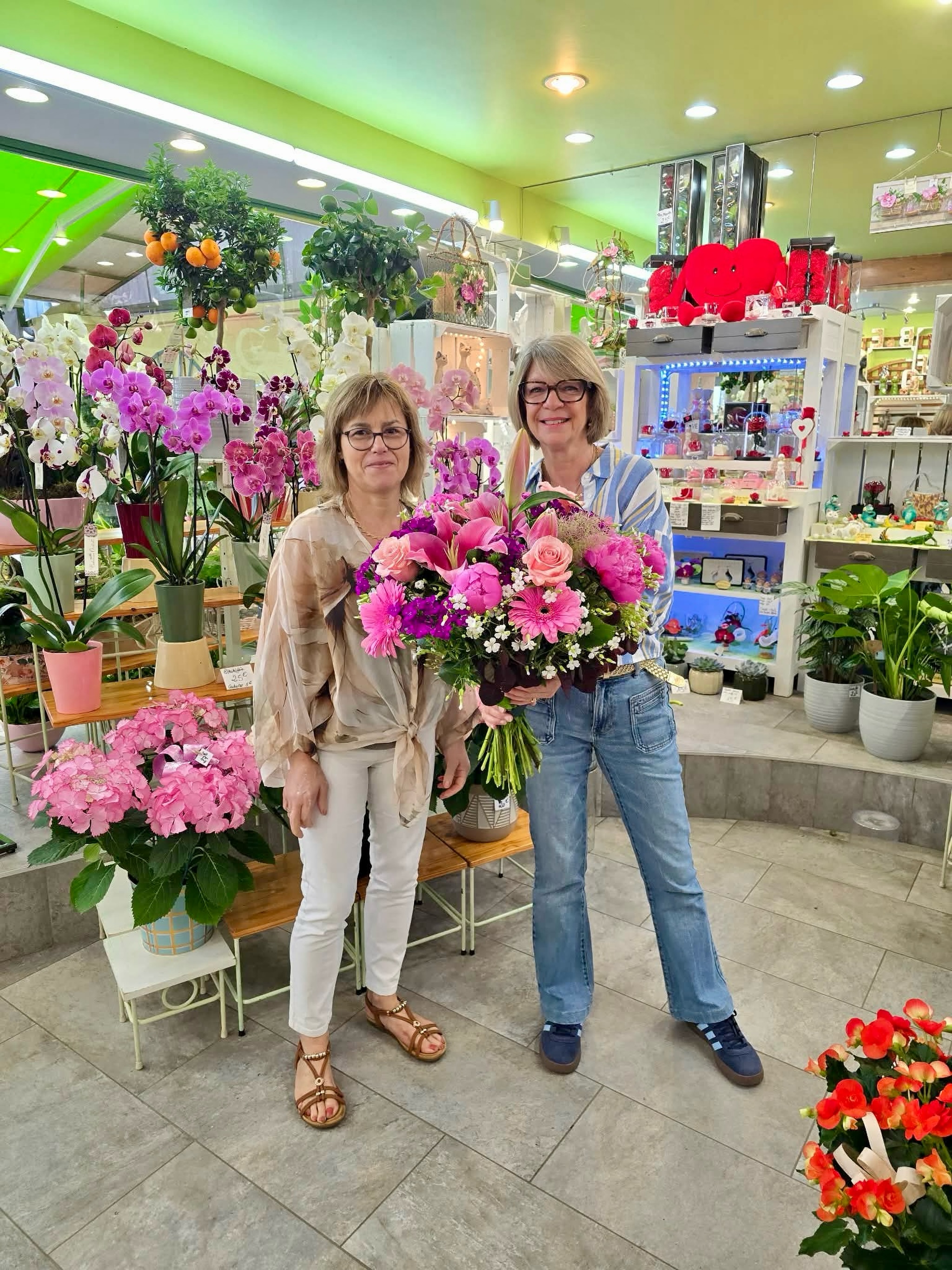 Merci encore pour cette belle Fête des Mères ! 🌸
Grâce à votre fidélité, vous avez été nombreux à nous rendre visite et nous vous en remercions chaleureusement 💚
Vous étiez également 143 participants à notre jeu concours.
🌹 La bonne réponse au jeu concours était :
1 785 roses achetées.
🎁 Félicitations à notre gagnante, qui a proposé 1 786 roses, soit seulement une rose d'écart !
Elle est venue récupérer son bouquet aujourd'hui 💐
À très bientôt chez À la Fleuristerie
