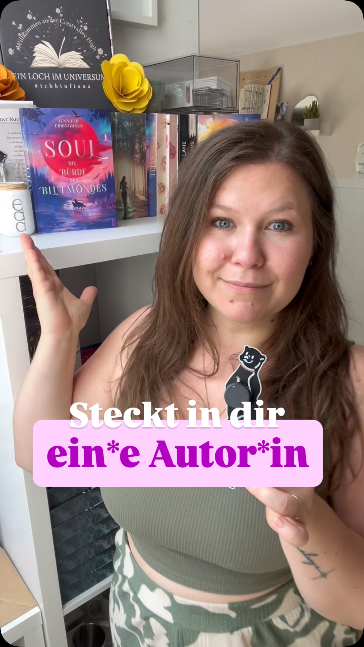 Trifft einer der Punkte auf DICH zu? 🤔
Ich bin irgendwie in die Autor*innen Rolle , als die Geachichten in meinem Kopf so laut wurden, dass eine davon quasi aus mir herausgeflossen ist. 📚
Autor*in zu werden muss also nicht schon immer euer tiefster Wunsch gewesen sein, vielleicht habt ihr ein Talent, das noch unentdeckt ist.
Habt ihr Lust tiefer in diese Frage einzutauchen? Machen wir eine Serie daraus?🤭
#autorinwerden #autorinnenleben #bookstagramde #schreiben #jenniferebbinghaus