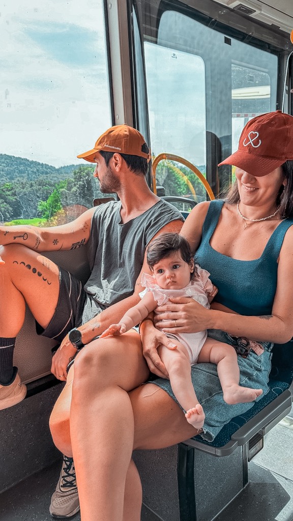 Uma das maiores liberdades que existem é parar de tentar controlar a opinião dos outros.
Porque, não importa o que você faça, sempre vai existir alguém que conhece uma versão sua criada na própria cabeça.
E tudo bem.
Nem toda história precisa ser corrigida.
Nem toda crítica merece resposta.
Nem todo julgamento precisa de defesa.
Com o tempo, eu percebi que gastar energia explicando quem eu sou é muito menos importante do que simplesmente continuar sendo.
Quem realmente importa, conhece a verdade.
O resto? Deixa achar o que quiser 😅