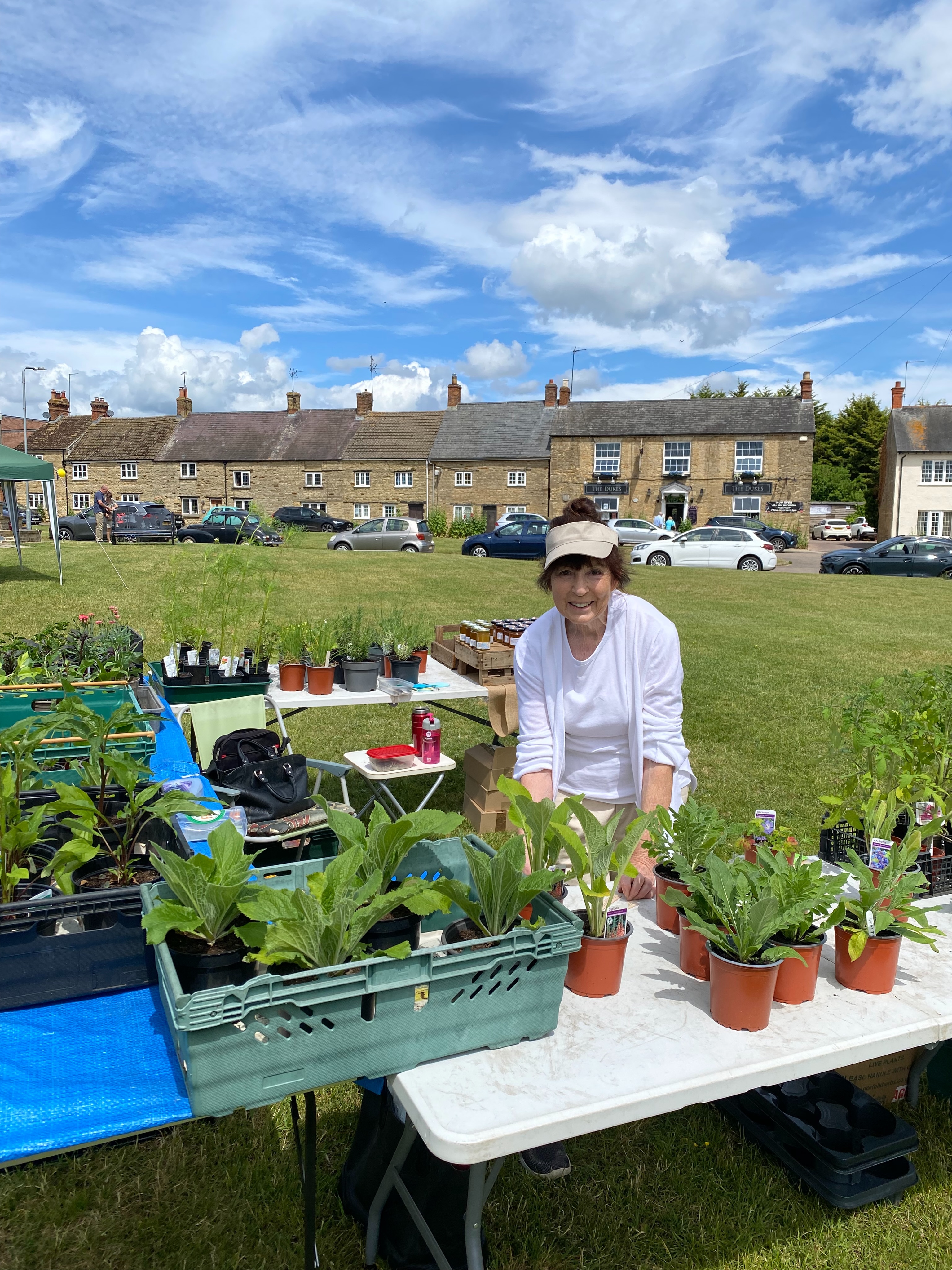 Enjoying the sun at the Woodford open gardens today 🌼
Hazel has a lovely selection of outdoor and indoor plants available. If you’re out and about in Northants, pop by and grab a bargain for your garden. 🌿🌱🌸
You can also pick up an Urbee goodie.
#nothantslife #opengardens #plantsforsale #northamptonshire