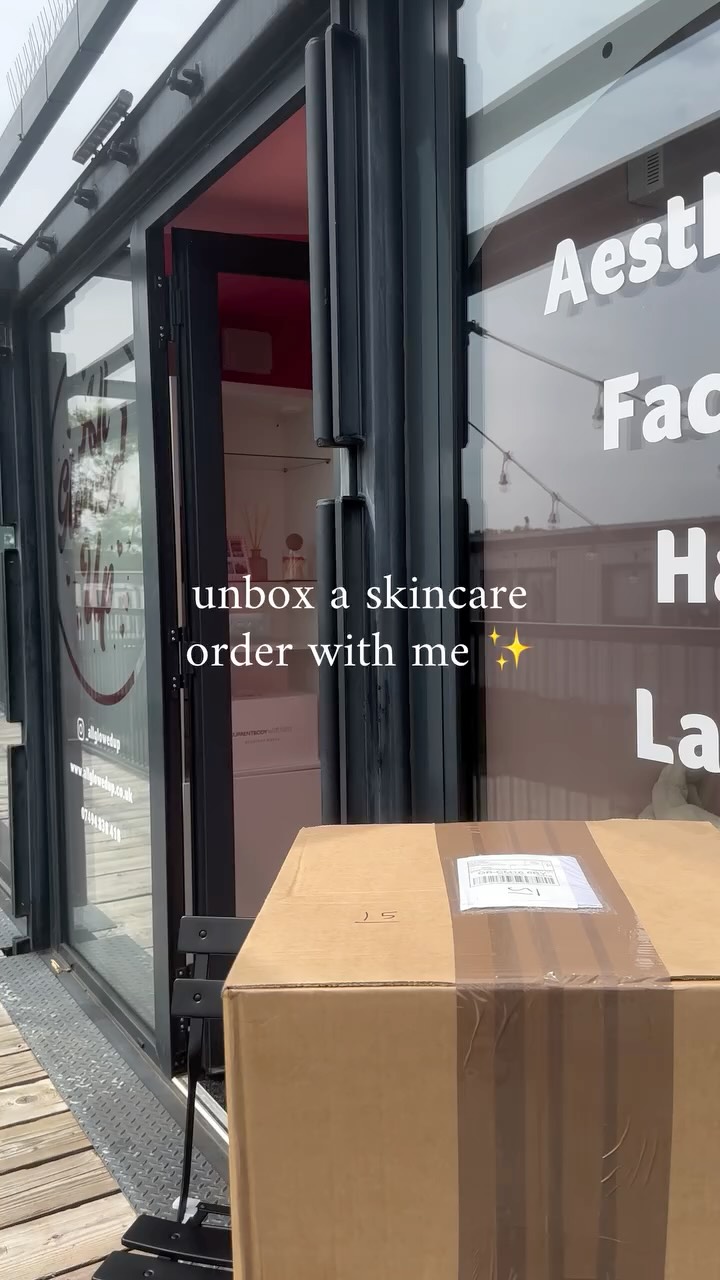 New skincare products have landed! 📦
Unboxing some incredible skincare essentials from @skeyndor.uk designed to support hydrated, glowing, healthy looking skin. Whether you’re looking for anti ageing skincare, hydration, skin barrier repair, or a radiant glow, these products could become your next favourites.
Save this reel for skincare inspiration and follow for more beauty, skincare and treatment recommendations. ✨
#skincare #skincareunboxing #proffesionalskincare #skincaretips #skincareroutine