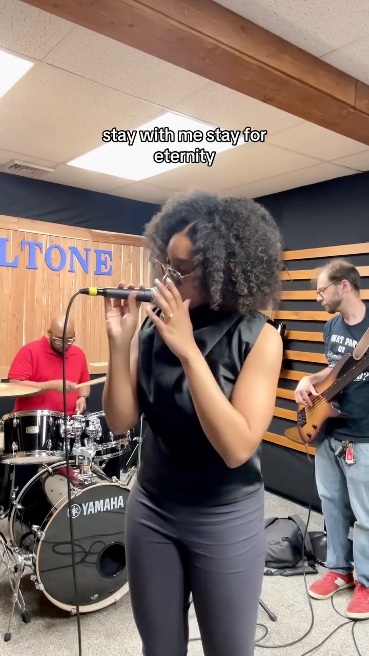 Rehearsing my single “Eternity” with the guys 🎸🥁🎤
You can listen to eternity on all streaming platforms 💕
Drums: @davis.drumsj
Bass: @f.my.clef
Guitar: @manu.alta
#rehearsal #dcband #livemusicians #dmvmusic #targetaudience
