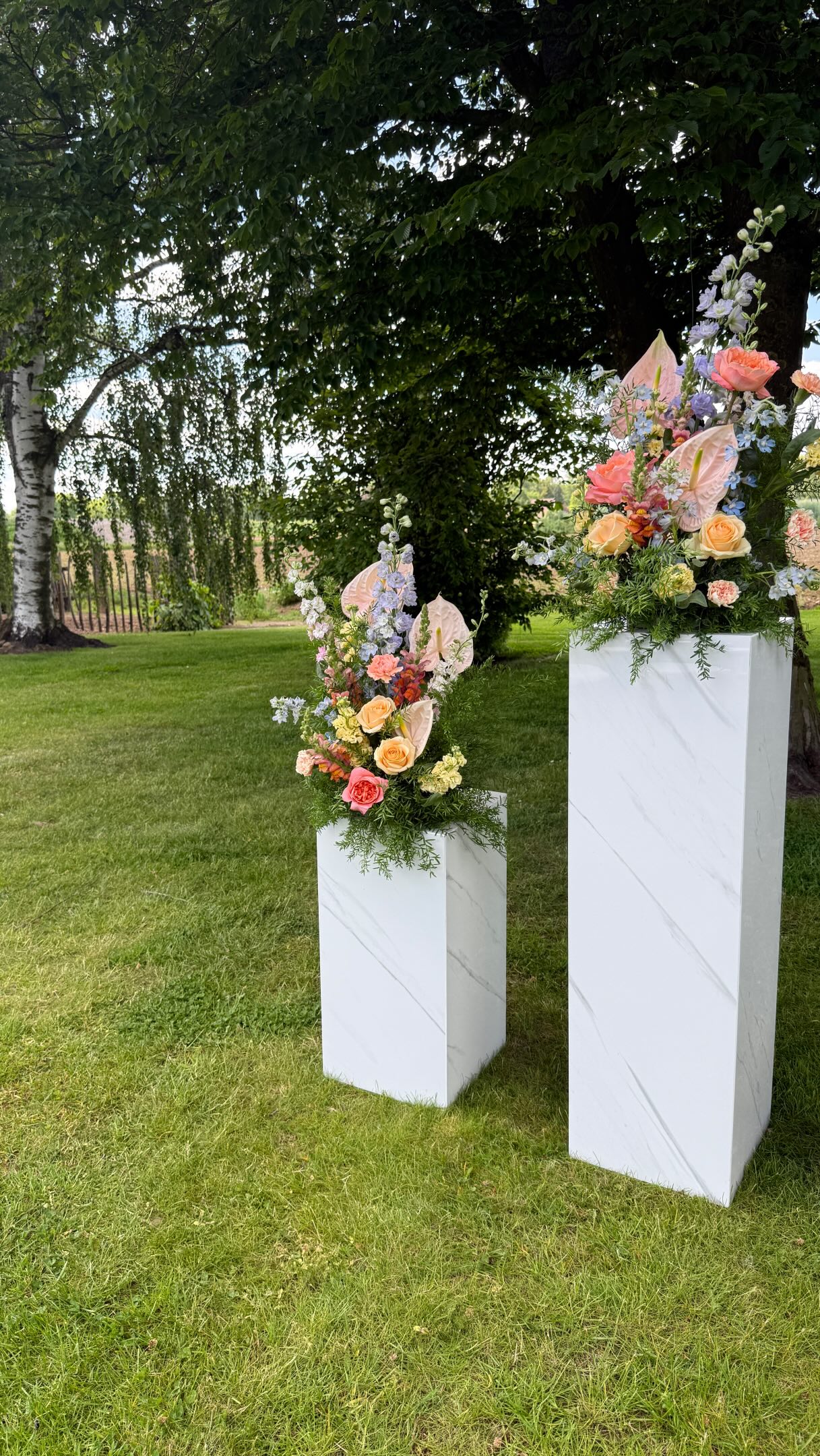 Mai, 23 Grad, die Sonne scheint und all eure Lieblingsmenschen an einem Ort ✨
Genau so war es letzte Woche Freitag und das Wetter hätte nicht besser zum Konzept passen können. Viele bunte Blumen, aber trotzdem elegant. Dafür haben Anthurien, Pfingstrosen, Rittersporn und Gartenrosen gesorgt 🌸
So viele Monate haben wir auf diesen Tag hingeplant. Farben kombiniert und beim Probetisch ausprobiert.
Dass an diesen Tag dann auch das Wetter noch so unglaublich mitgespielt hat, war die Kirsche auf der Sahnehaube 🥹
Ein Trausetting, an das ich mich für immer erinnern werde!
Location: @glashaus_artland
Traurednerin: @herzenssprache_freierednerin
Hochzeitsdeko
Freie Trauung
Hochzeitsfloristik
Dekoverleih