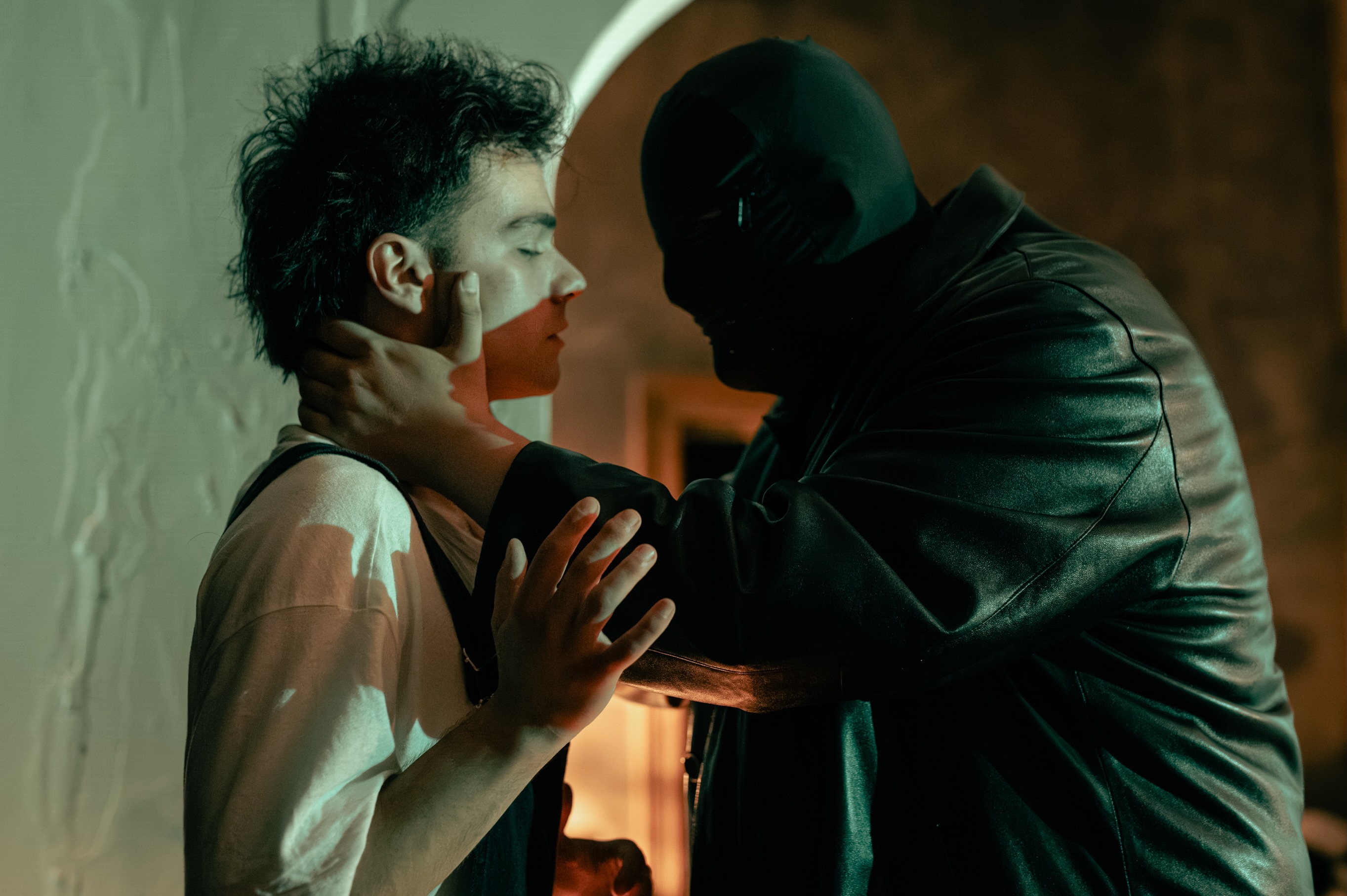 Disney Thriller | 31 mai, 20:00
Ce se întâmplă când un om rămâne singur în mintea lui?
Doi frați izolați de lume. Un showman flamboaiant. O pustnicie tulburată.
Disney Thriller – după „The Pitchfork Disney” de Philip Ridley – explorează izolarea, inadaptarea și voyeurismul nostru fundamental. Două moduri de a face față lumii: retragerea bolnăvicioasă în interior sau trăitul extrem, într-un Disneyland bolnav în care totul e permis.
🎭 Cu: Bogdan Iancu, Pamela Iobaji, Cristian Robe, Vlad Pânzaru
🎬 Regia: Monica Stoica
📍 Asociația HEARTH, Str. Parfumului 19, București
🗓 31 mai 2026 | 20:00 – 21:50
⏱ Durata: 1h 50
bilete: asociatiahearth.ro
