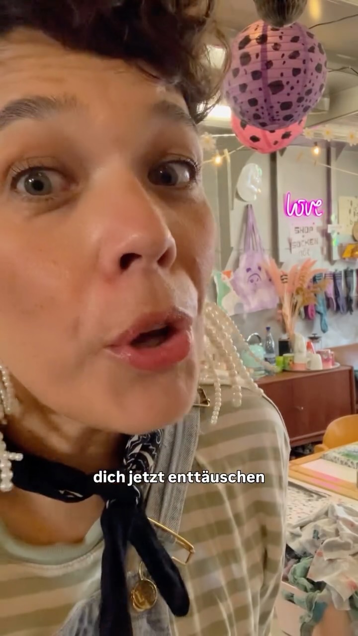 Willkommen im ganz normalen Social-Media-Wahnsinn.
Früher habe ich Verarbeitung, Maße und Faltenwürfe eingezeichnet. Da gab es eine klare Logik. Heute versuche ich, die Aufmerksamkeitsspanne einer Eintagsfliege mit psychologischen Tricks zu catchen – nur um Euch zu zeigen, was ich mache, und Euch zu überzeugen, einen Workshop zu buchen.
Ich bin einfach so müde von den immer gleichen Hooks!
Hand aufs Herz:
Was wollt ihr hier eigentlich wirklich sehen, wenn ihr mir folgt? Worauf habt ihr Bock?
Schreibt es mir unten in die Kommentare oder schickt mir eine DM (falls ihr, so wie ich, zu schüchtern seid zu kommentieren)👇
#contentcreation #authentisch #marketingrealität #socialmediasucks #siebdruckhamburg