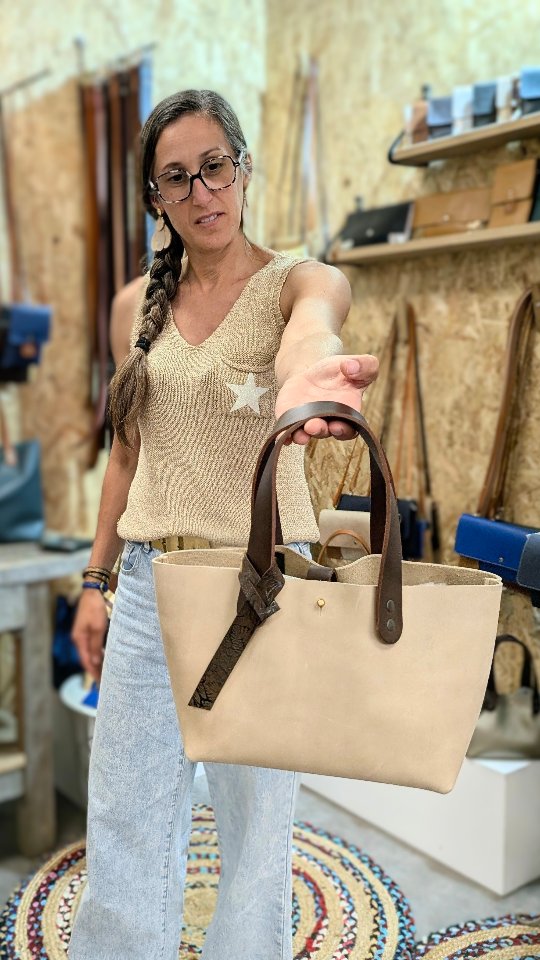Sélection de sacs et accessoires en cuir aux coloris chauds...
Dis moi tout en commentaire...
Quel est ton modèle préféré ?
🖐️Fabrication artisanale par mes petites mains dans mon atelier-boutique de Montjean sur Loire (le 36)... Disponible à la boutique et bientôt sur mon site.
Bonne soirée
Marion
#cuir
#maroquinerie
#madeinfrance