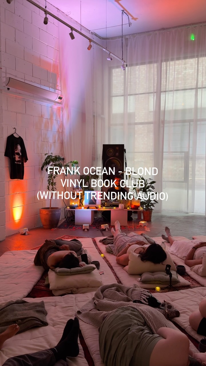 it’s almost a year since we hosted our Frank Ocean ARTAL vinyl deep listening session…
Shall we do another one? Drop us a comment if you’d be interested!
#frankocean #blond #deeplistening #listeningsession #vinylcommuníty